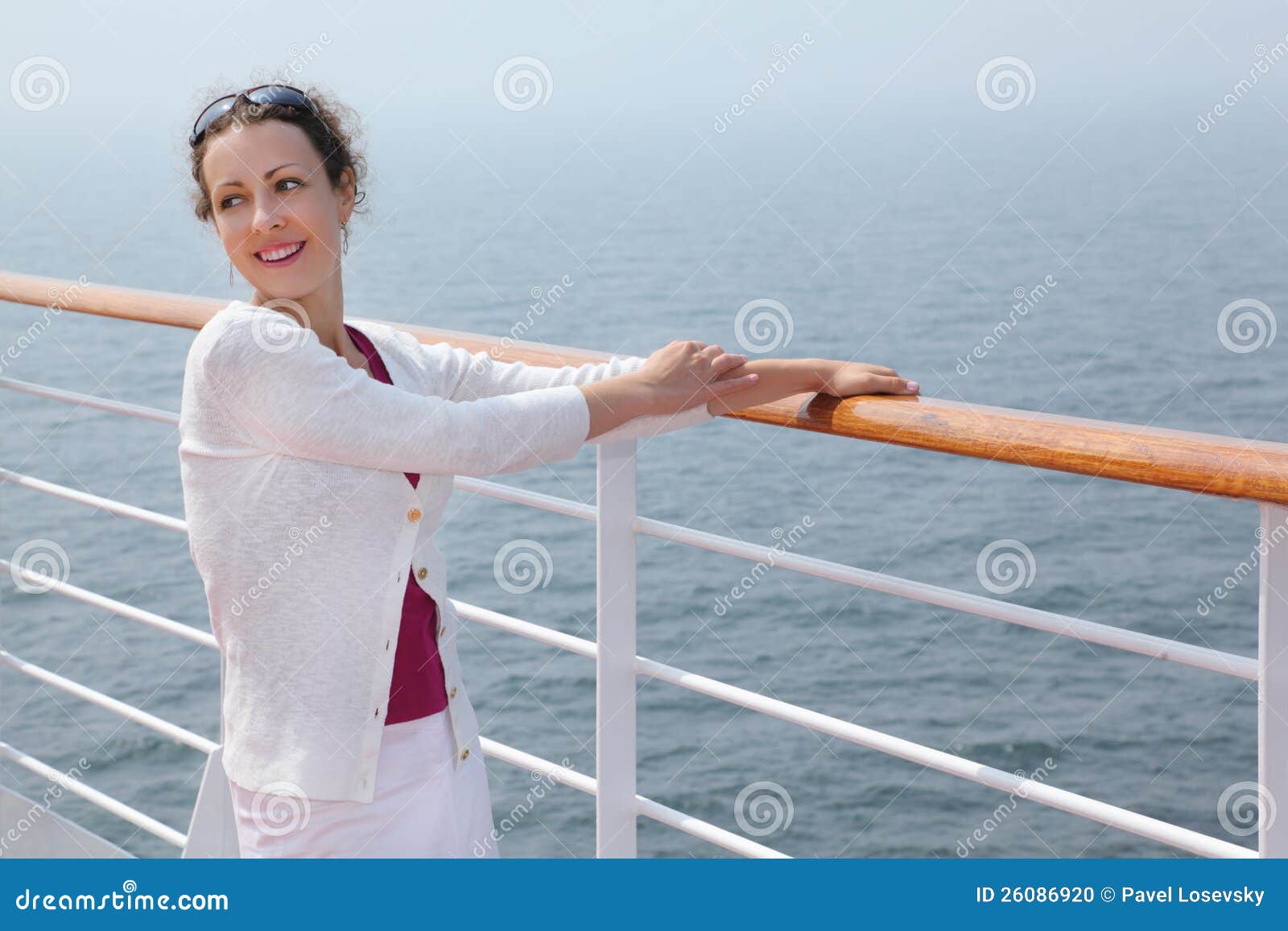 Лежа на палубе. Женщина на палубе корабля. Женщина на борту корабля. Дама на борту корабля. Женщина скромная на палубе корабля.