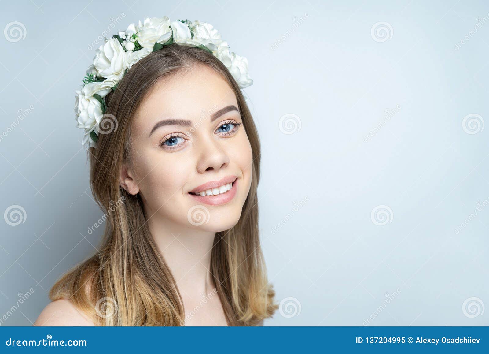 Krasivejshaya Zhenshina Usmeshki Stokovoe Izobrazhenie Izobrazhenie Naschityvayushej Vocareniya Glam 137204995