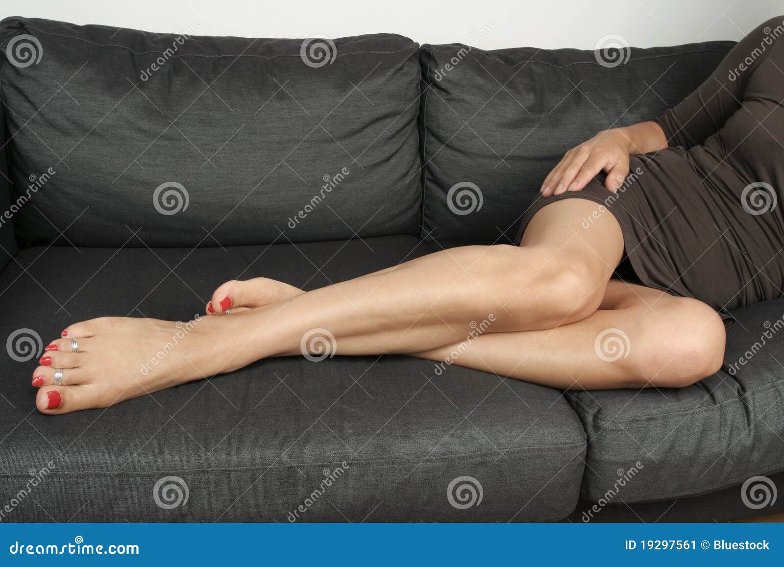 Жена с чувственными ногами. Красивые ножки лежа. Красивые женские ноги на диване. Женщины красивые ножки на диване. Женские ноги лежачие.