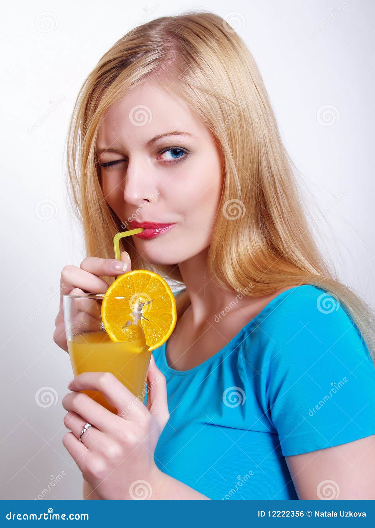 Пить сок через трубочку. Красивая девушка пьет сок. Человек пьет из трубочки. Девушка пьет из трубочки. Человек пьет сок через трубочку.