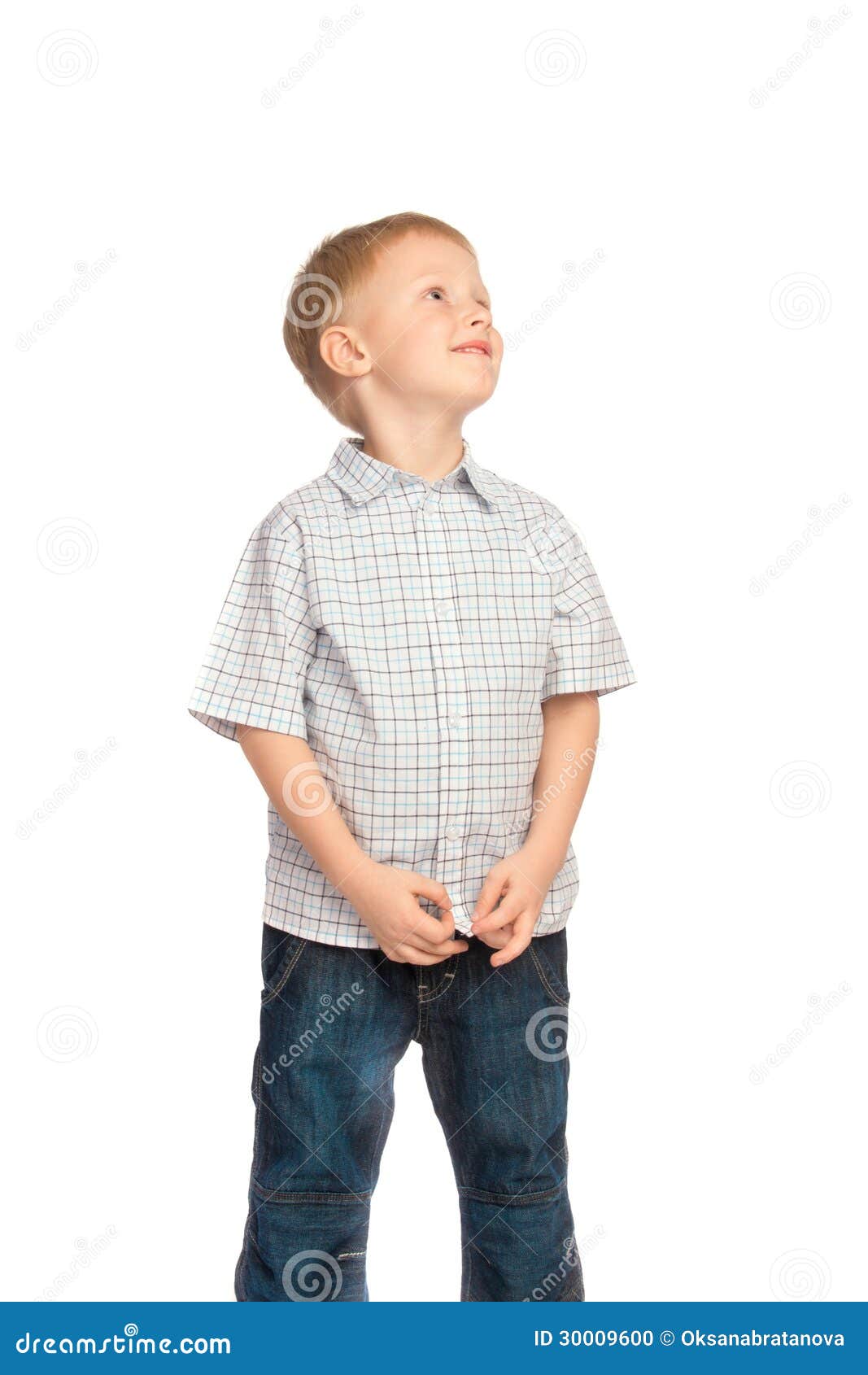 мальчик задрал голову. подросток смотрит вверх. мальчик смотрит наверх. мальчик смотрит вверх фото. мальчик смотрит вверх.