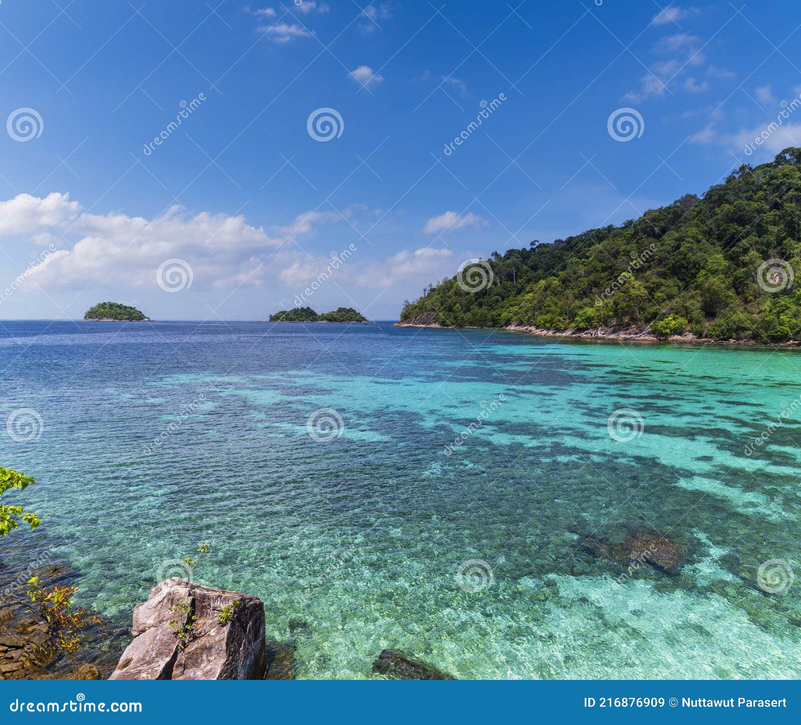 красивое андаманское море тропическое чистое синее море и голубое небо фон  на липе остров сатун таиланд летом Стоковое Изображение - изображение  насчитывающей пейзаж, марина: 216876909