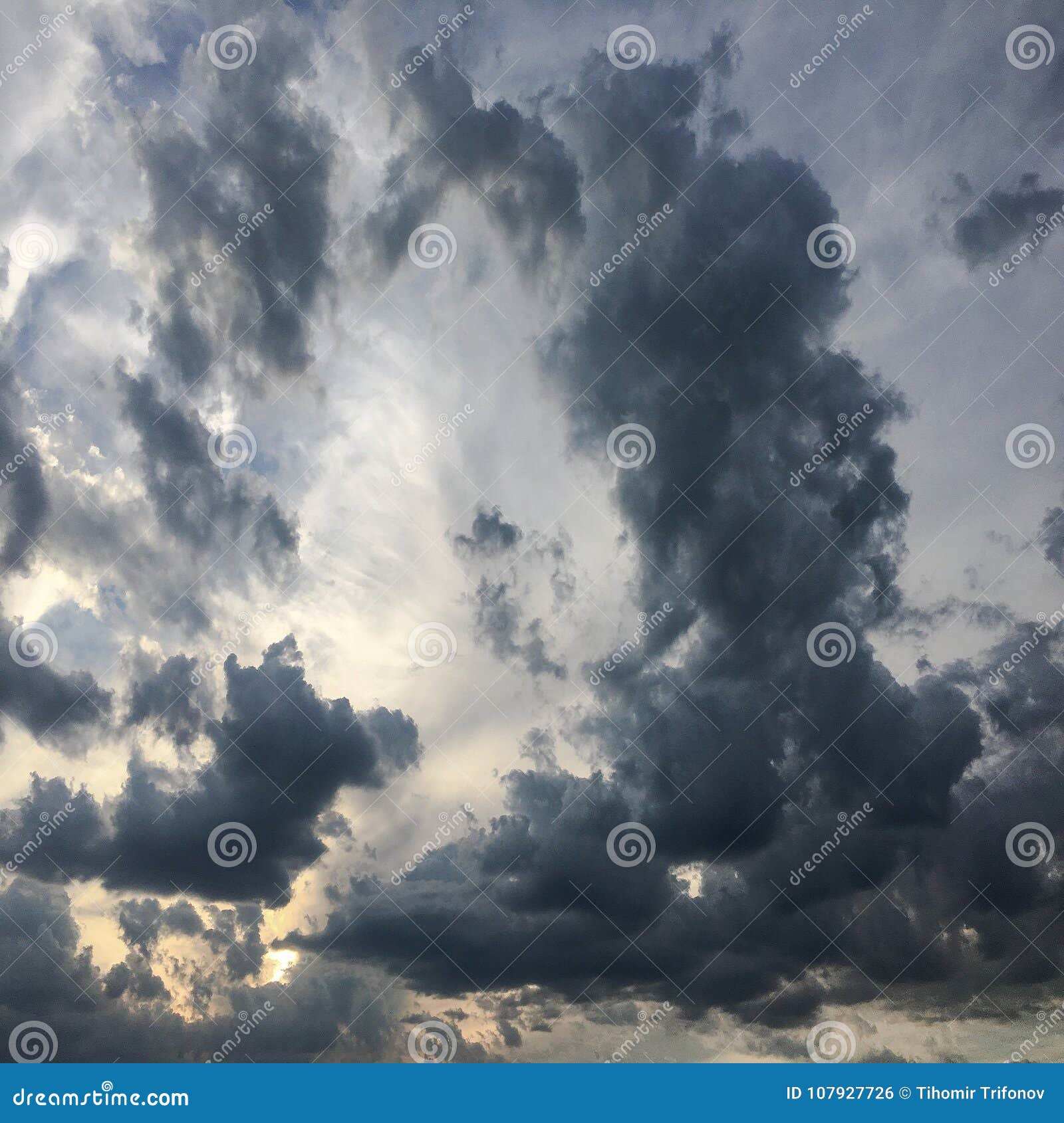 Красивое бурное небо с предпосылкой облаков Темное небо с облаками  выдерживает шторм облака природы Темное небо с облаками и солн Стоковое  Фото - изображение насчитывающей свет, природа: 107927726