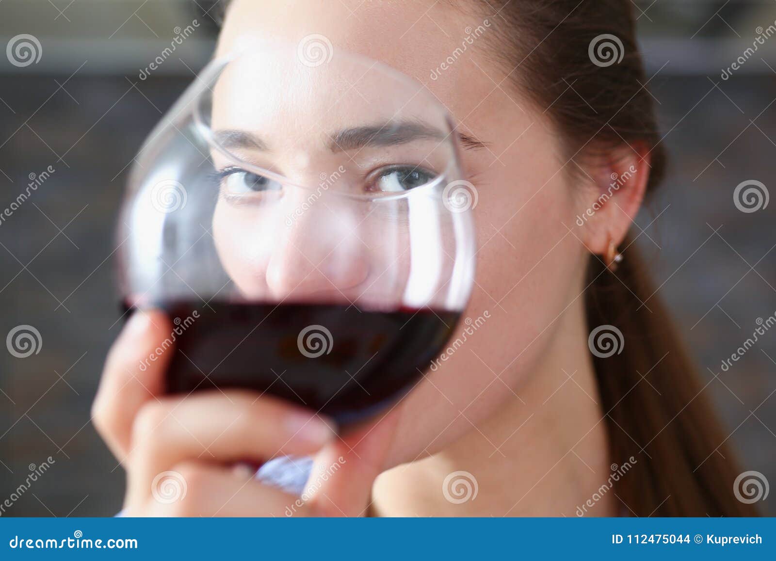 Красное вино болит голова. Arm holding Wine. A woman holding Wine Glass.