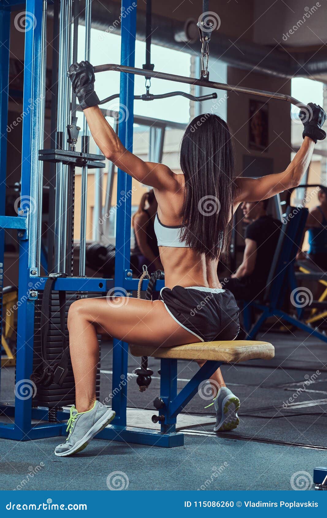 Брюнетка в спортзале со спины