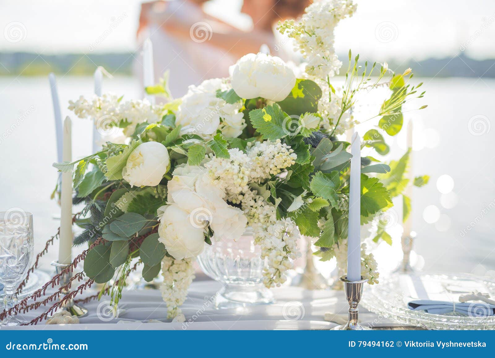 Красивые букет и свечи для свадебной церемонии на предпосылке пожененнойпары на береге моря Стоковое Фото - изображение насчитывающей стекло,океан: 79494162