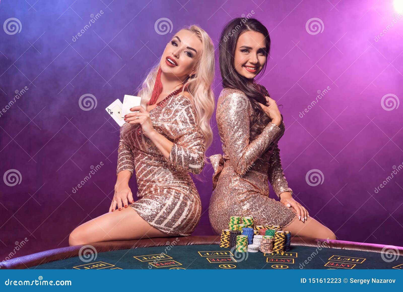 Krasivye Devushki S Idealnye Stili Prichesok I Yarkij Makiyazh Predstavlyayut Polozhenie Na Igraya V Azartnye Igry Tablice Kazino Poker Stokovoe Izobrazhenie Izobrazhenie Naschityvayushej Idealnye Prichesok 151612223