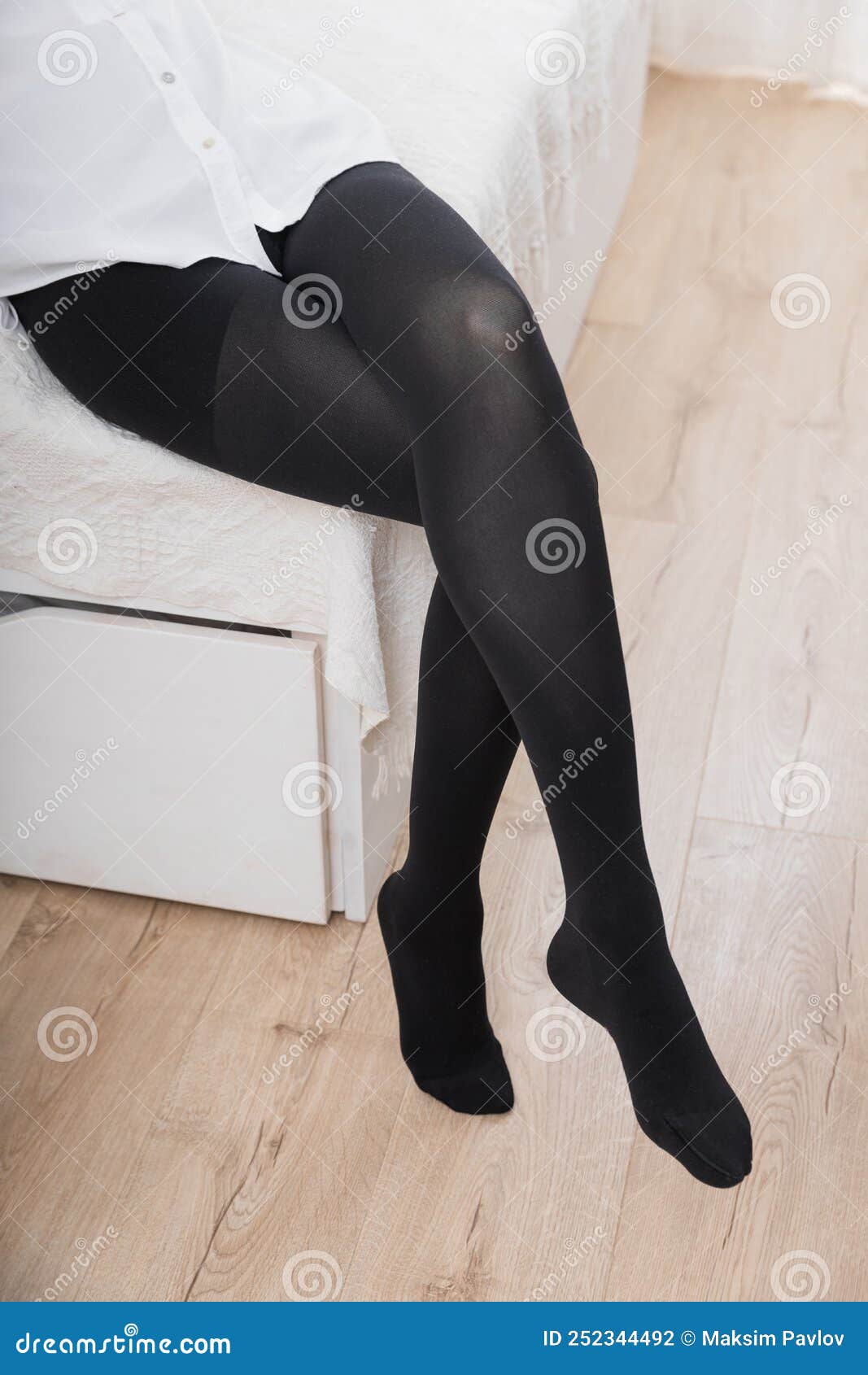 красивые длинные женские ноги в чулках. девушка кладет чулки дома в белой  комнате. черные колготки. варикозные вены Стоковое Фото - изображение  насчитывающей материнствй, стельность: 252344492
