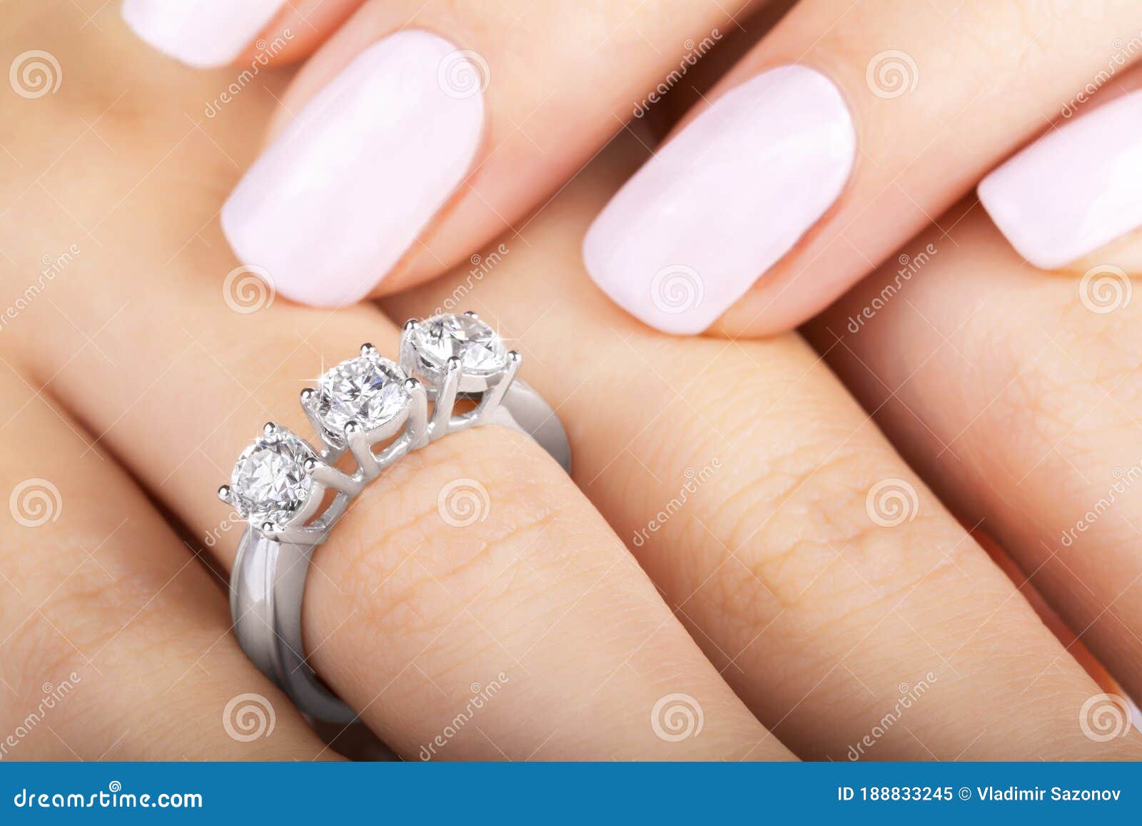 Красивые женские руки кольцо с бриллиантом. Ногти прекрасной женщины сманикюром. Золотое кольцо с 3 бриллиантами. Стоковое Изображение -изображение насчитывающей доступную, драгоценности: 188833245