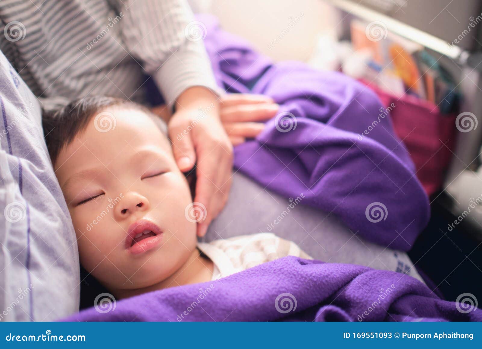 спящая мама азиатка и ее сын фото 31
