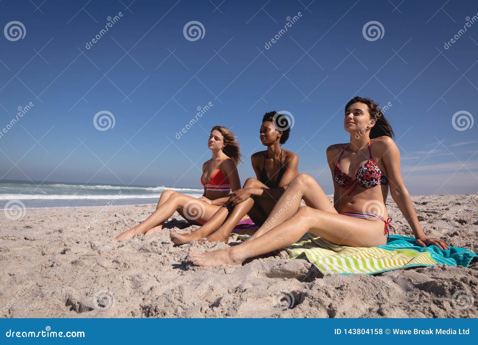Молодые На Пляже Фото