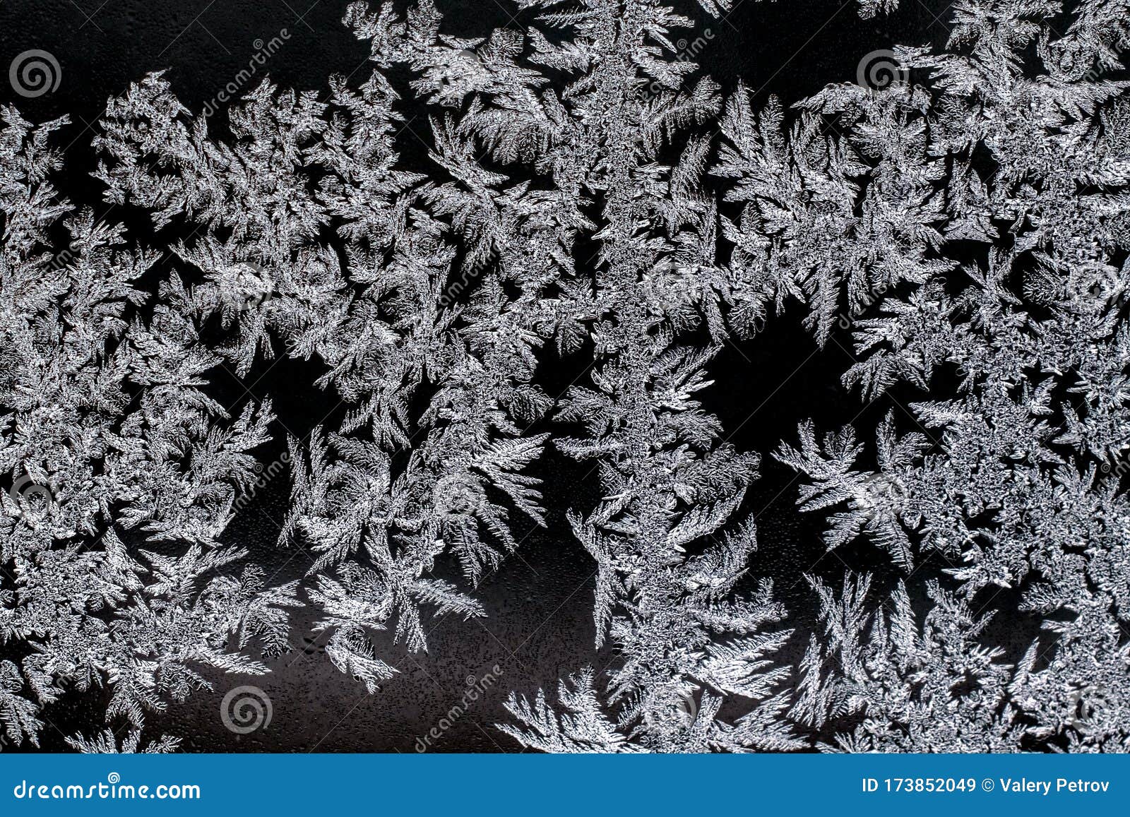 Красивые морозные узоры на текстуре морозных узоров зимнего окна Стоковое  Изображение - изображение насчитывающей конструкция, свеже: 173852049