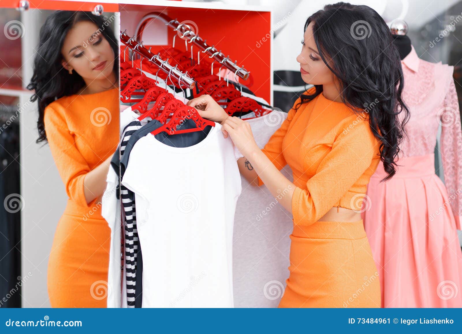 Девушка продает платье