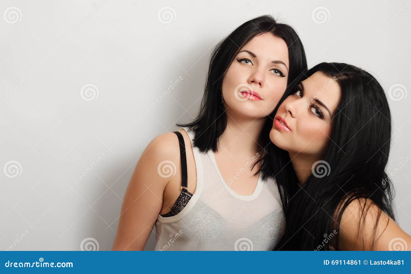 Красивые сексуальные лесбиянки брюнет Стоковое Изображение - изображение  насчитывающей шея, наг: 69114861