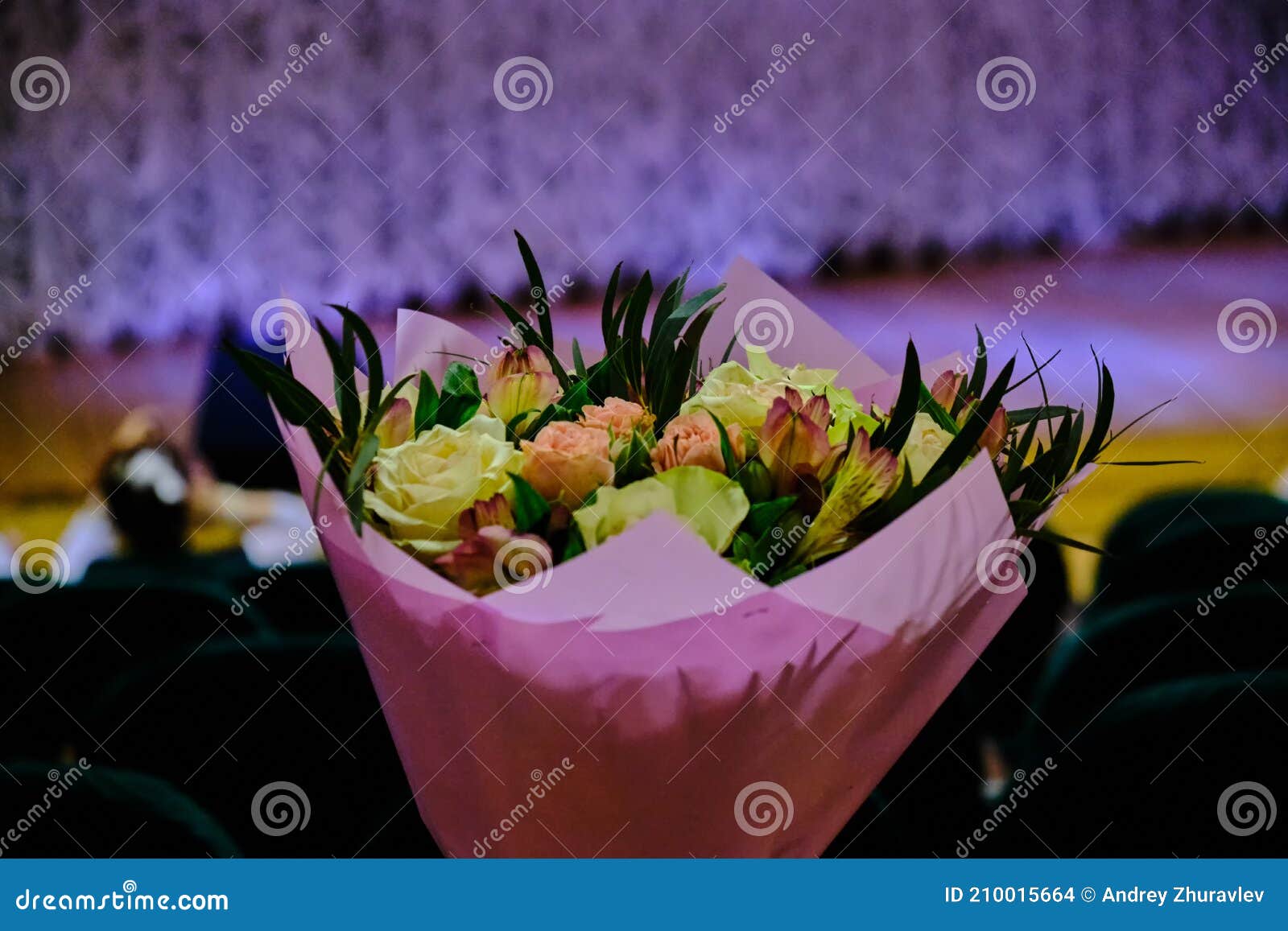 Красивые цветы для музыкантов на сцене. Букет роз в концертном зале. Розыдля исполнителя песни Стоковое Фото - изображение насчитывающей музыкант,конференция: 210015664