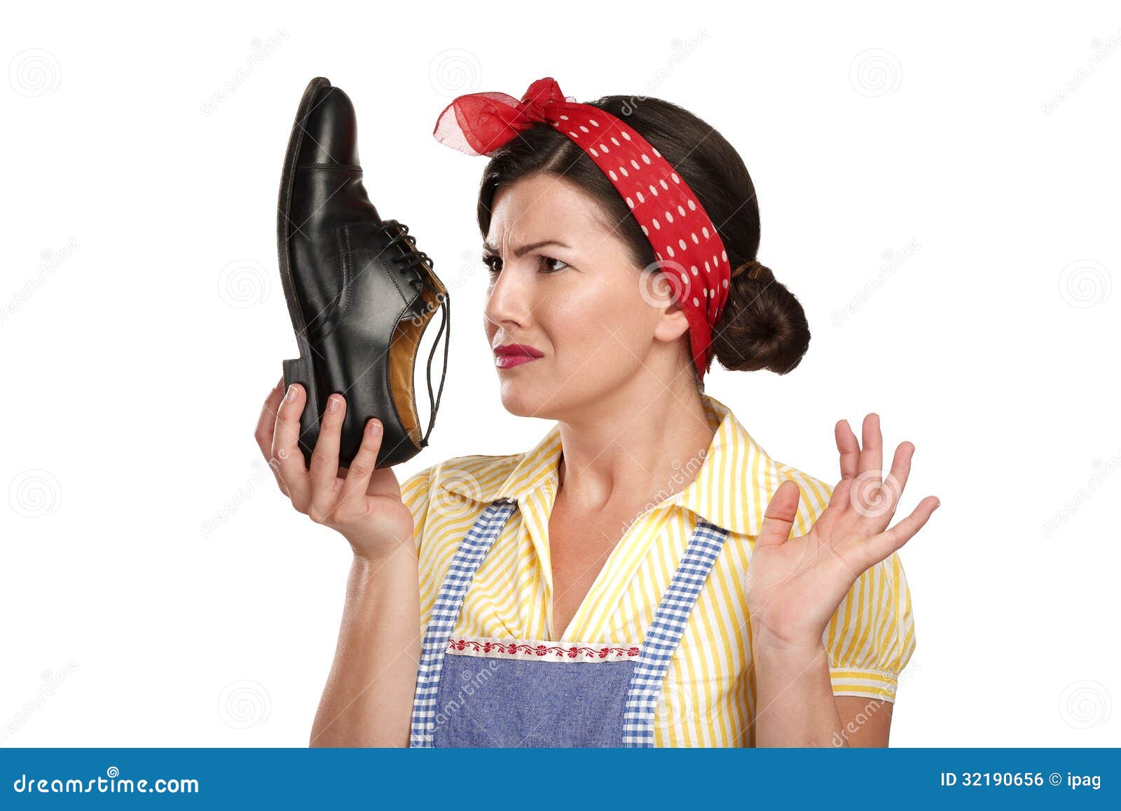 Очень воняет. Приятный запах от обуви. Запах с обуви фото. Женщина держит вонючую обувь. Вонючие женские туфли.