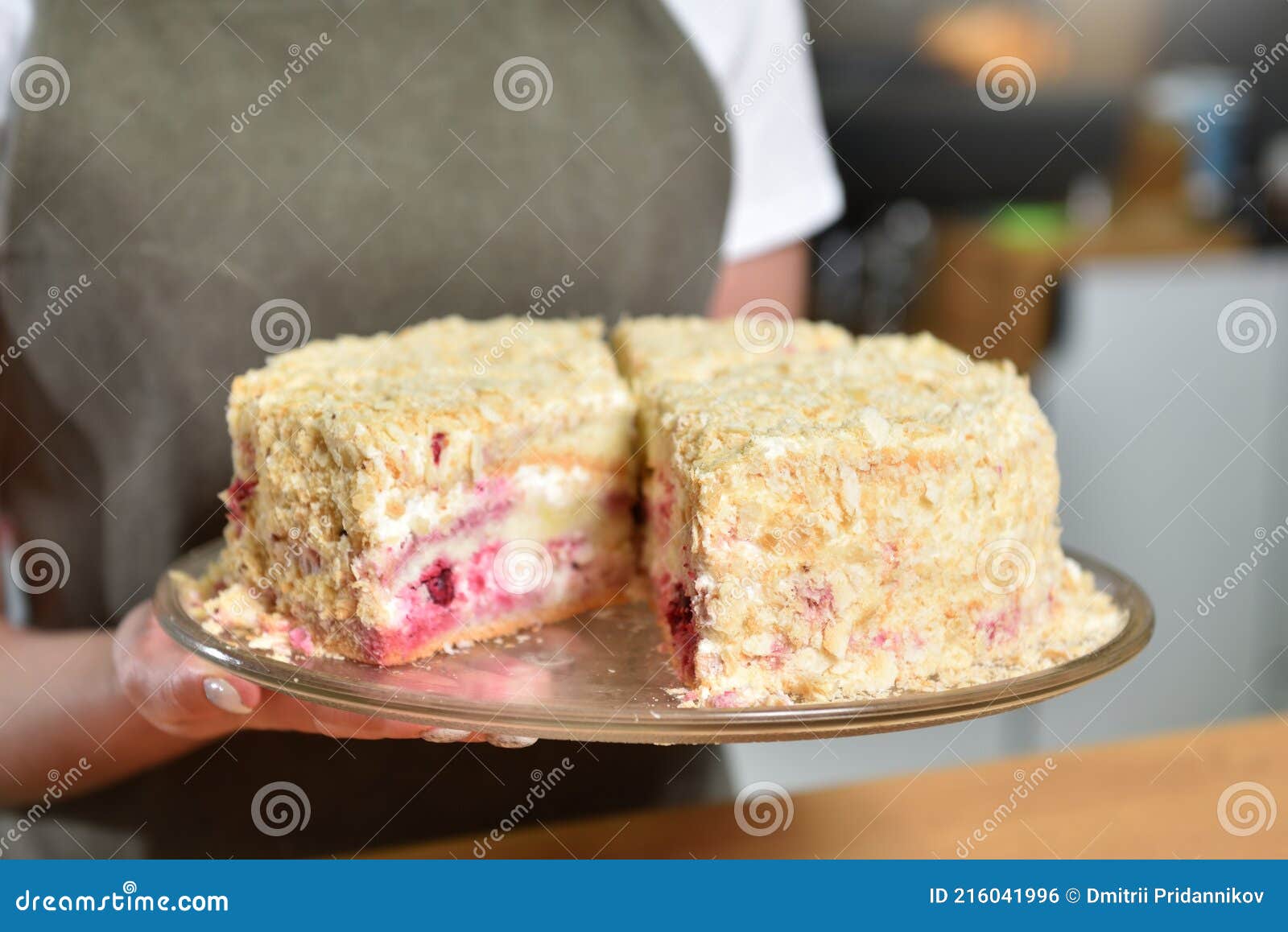 Торт с отрезанным куском