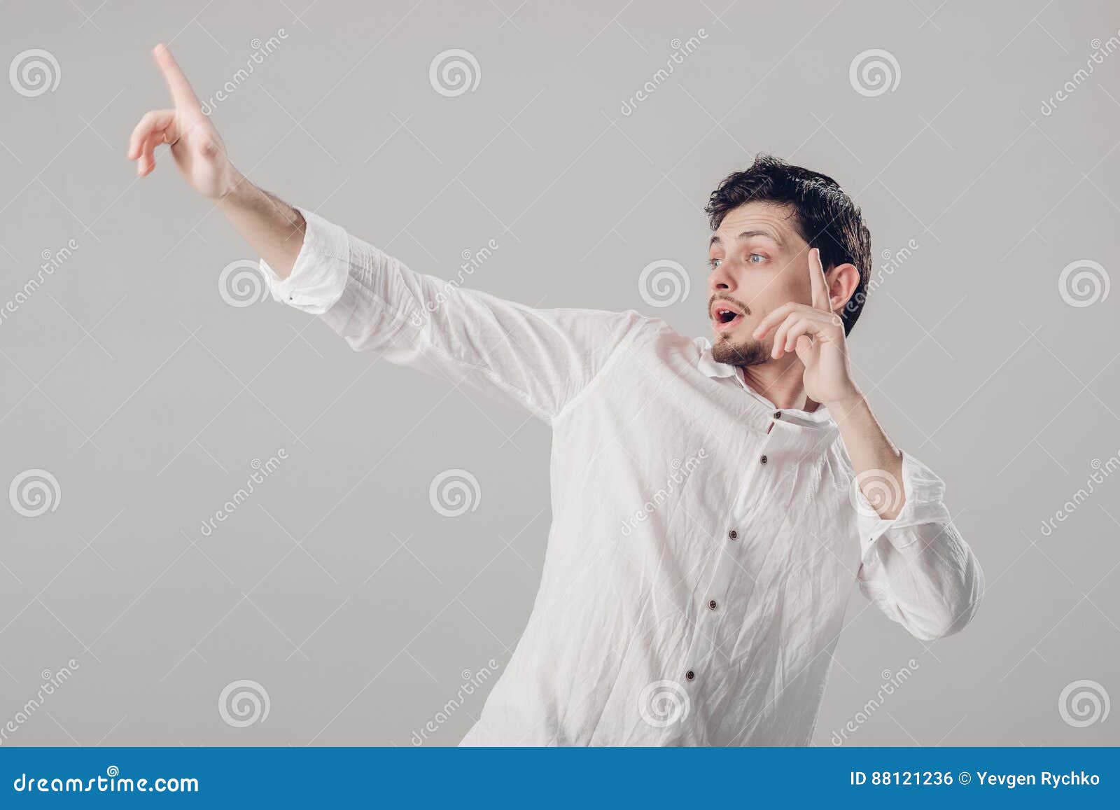 Мужчина в рубашке белой авы. Танцы мужчина в рубашке и шляпе. Танцующий парень. Парень в белой рубашке танцует. Парень в рубашке танцует.