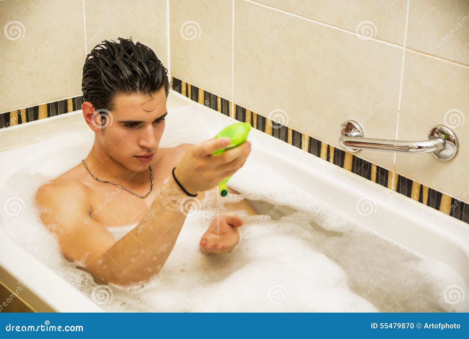 Уточка для ванны. Дети купаются в ванне. He was having a bath when. He was having a bath when. Семья купается вектор.