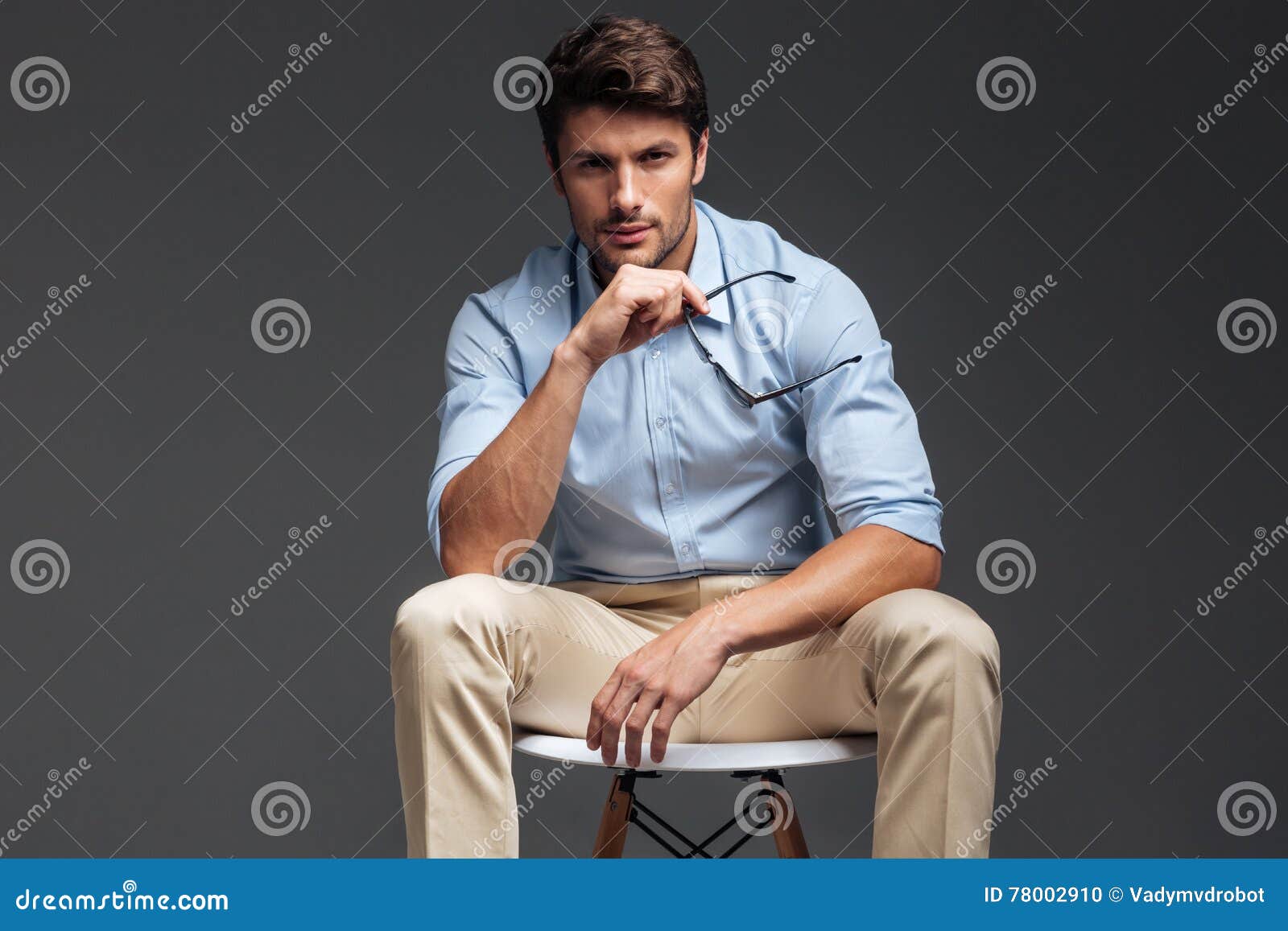 человек в рубашке сидит. мужчина в рубашке сидя. мужчина сидит в офисе. джаред падалеки в рубашке. мужчина в рубашке сидя.