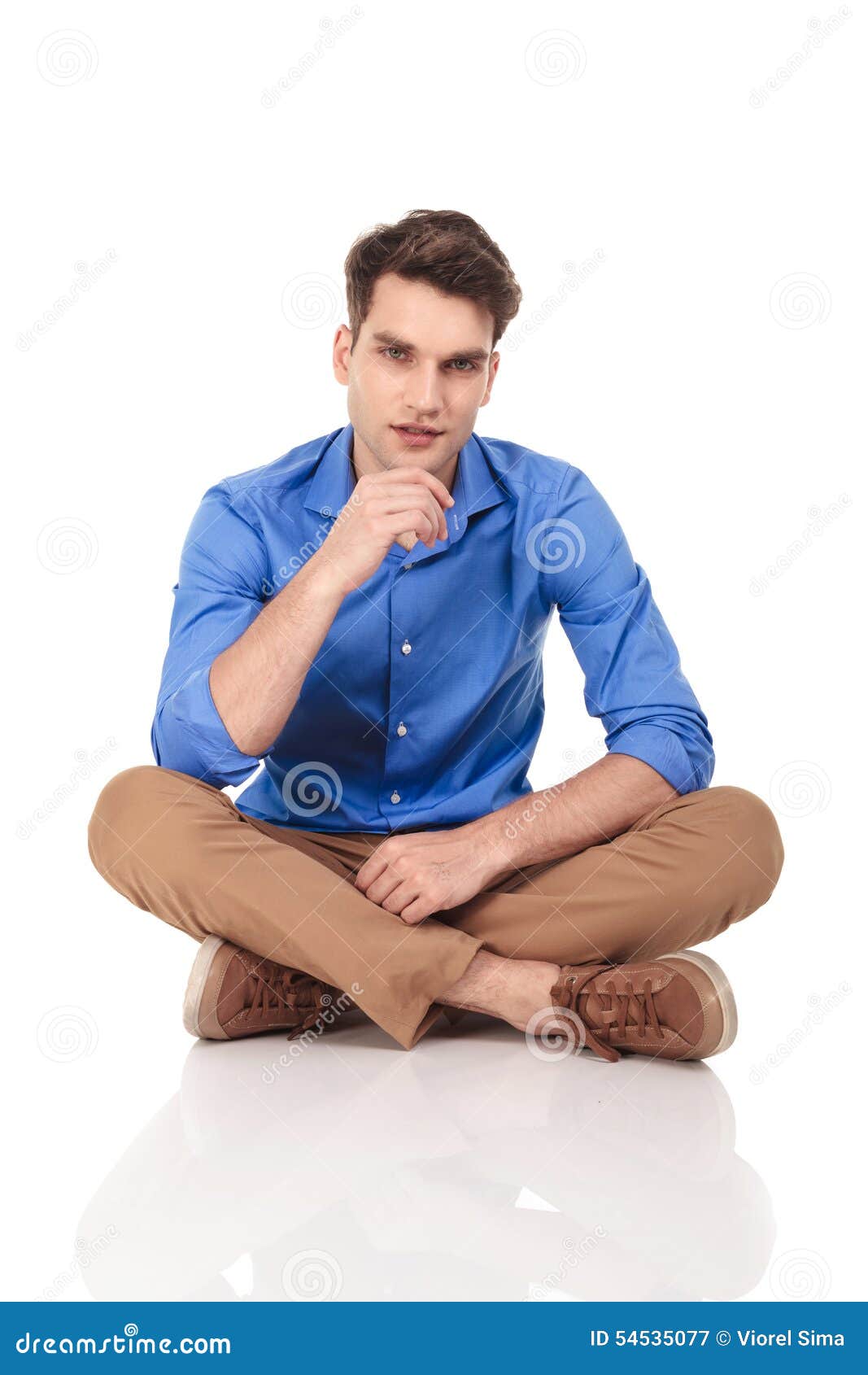 девушка скрестив ноги. мужчина сидит скрестив ноги. человек сибит скрестив ноги. поза лотоса референс. человек сидит скрестив ноги.