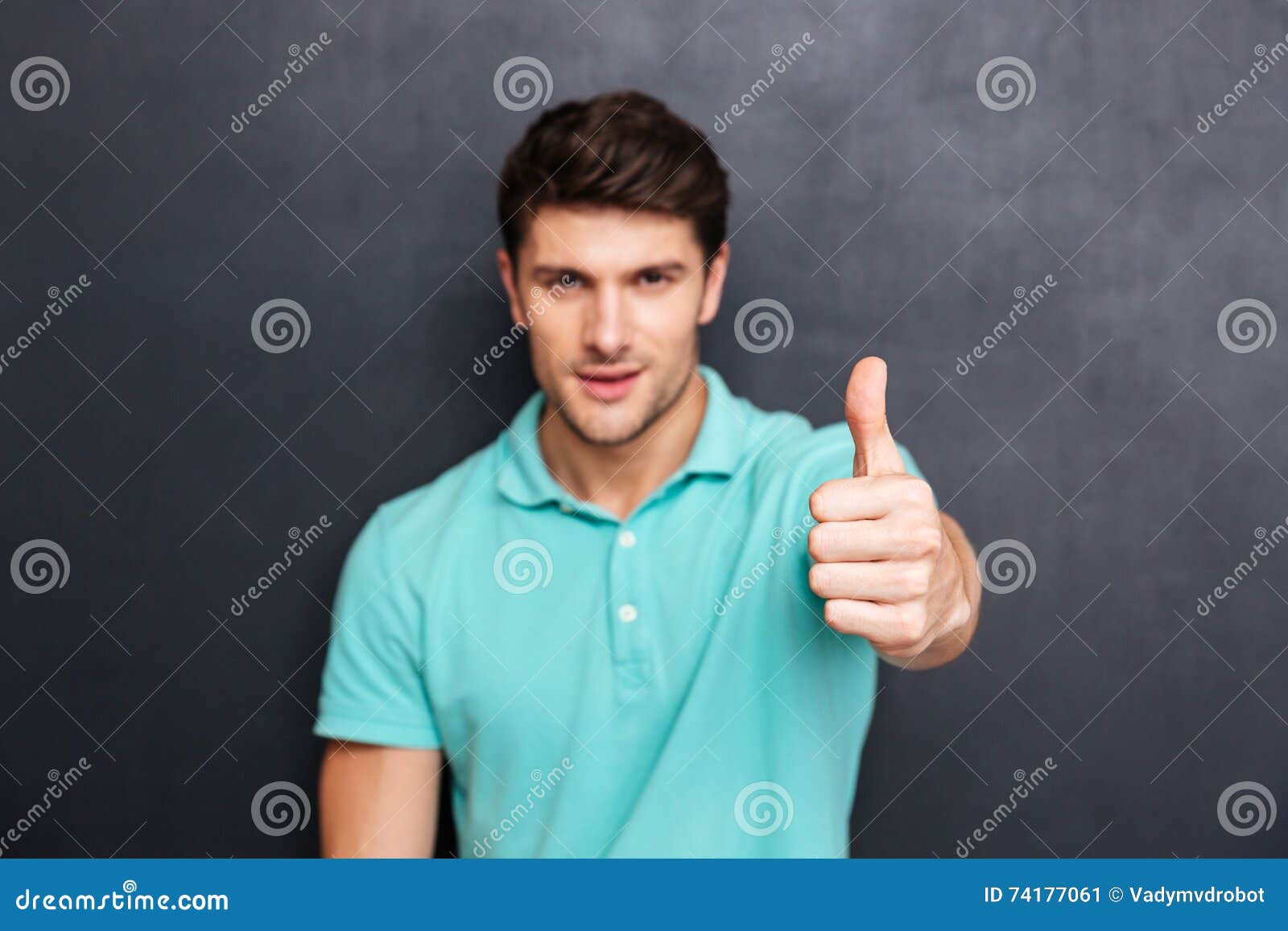 Мужчина в профиль улыбается. Мужчина смотрит в бок. Парень рассматривает волосы. Мужчина улыбается боком. Man in the mirror.