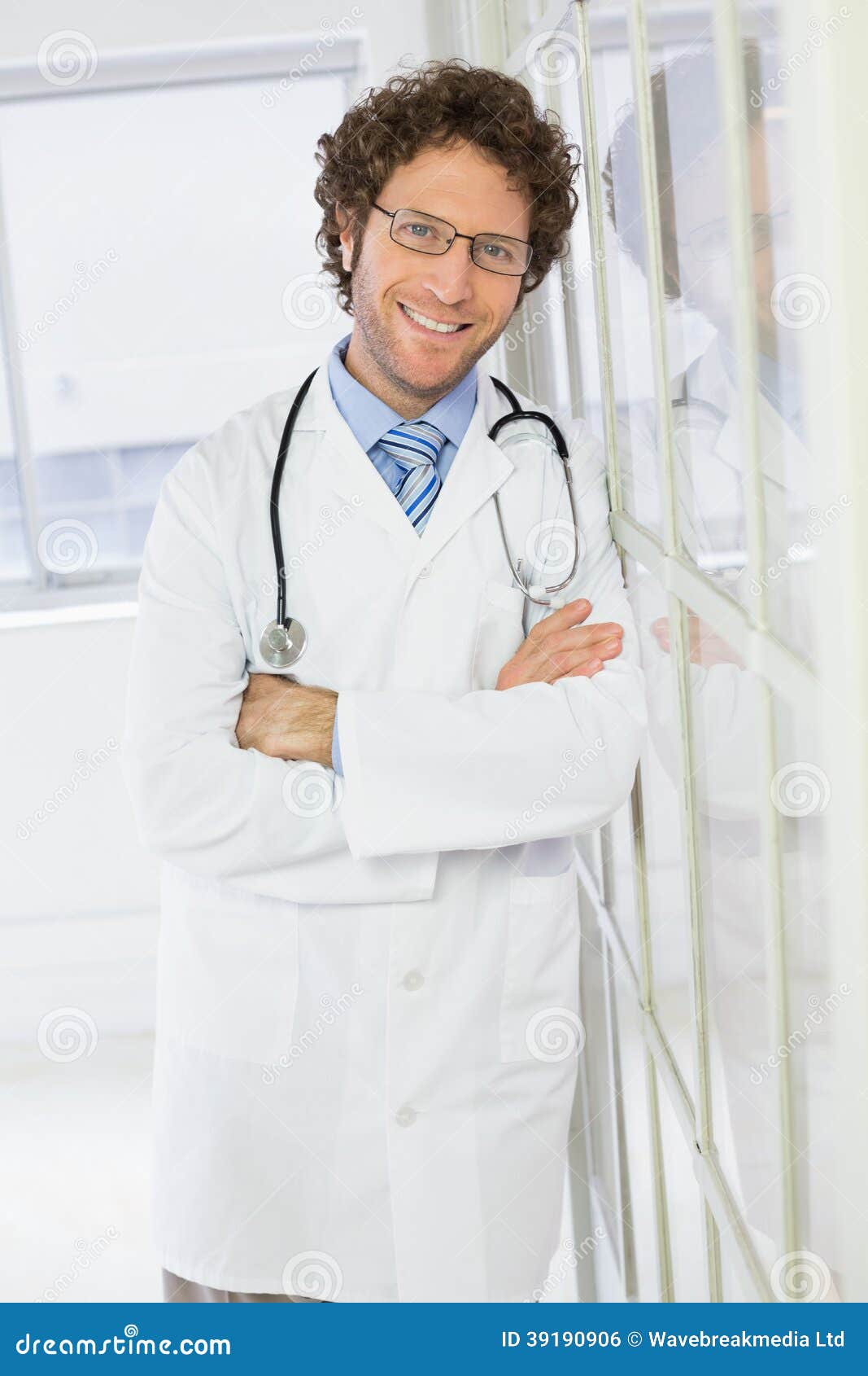 Мужчина врач форум. Красивый врач мужчина. Врач мужчина Кореновска. Молодые парни врачи. Доктор мужчина фото в очках телеведущих.