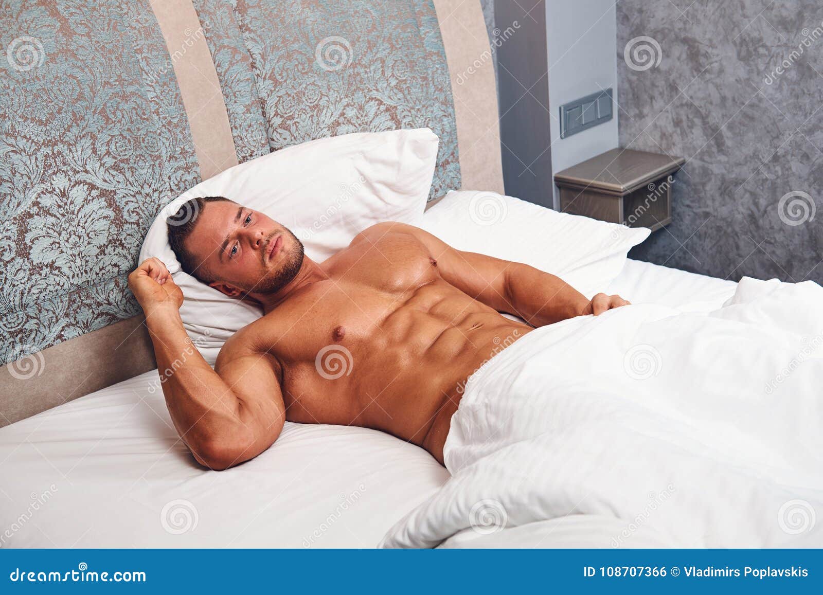 Мужчина в постели марс. Голенький мужчина в кровати. Мускулистый мужчина на кровати.