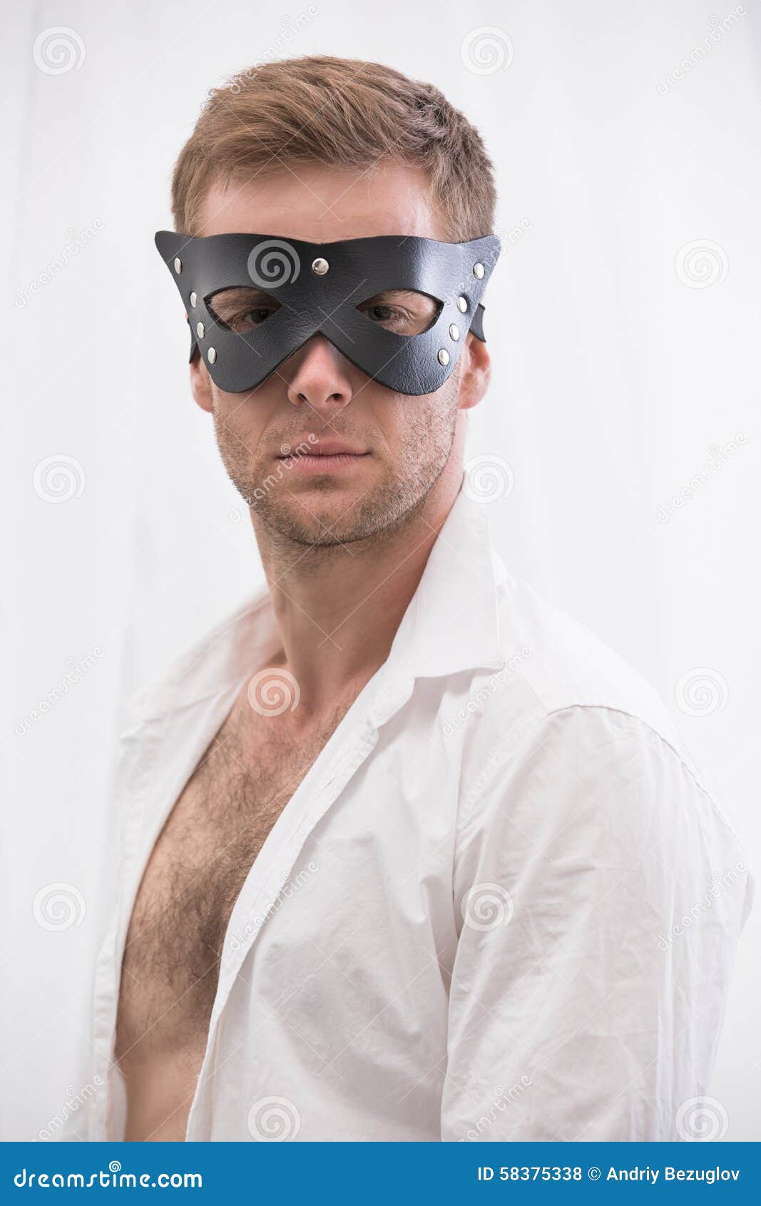 Красивый парень в маске кожи BDSM Стоковое Фото - изображение насчитывающей уютный, взорвать: 58375338