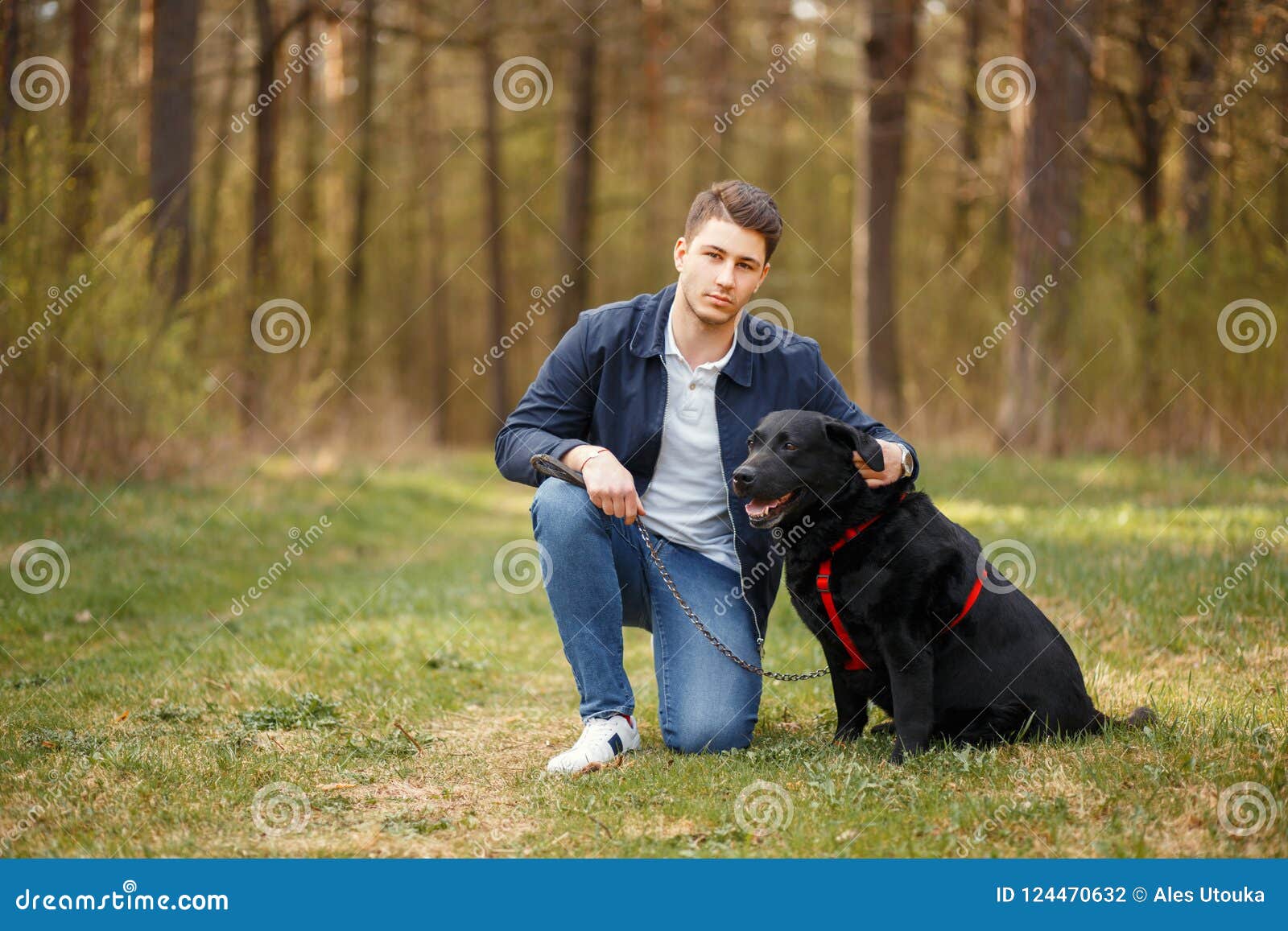 Муж с собакой рассказы. Парень с собакой. Мужчина с собакой в парке. Мужчина с лабрадором. Мужчина в парке с Собан.
