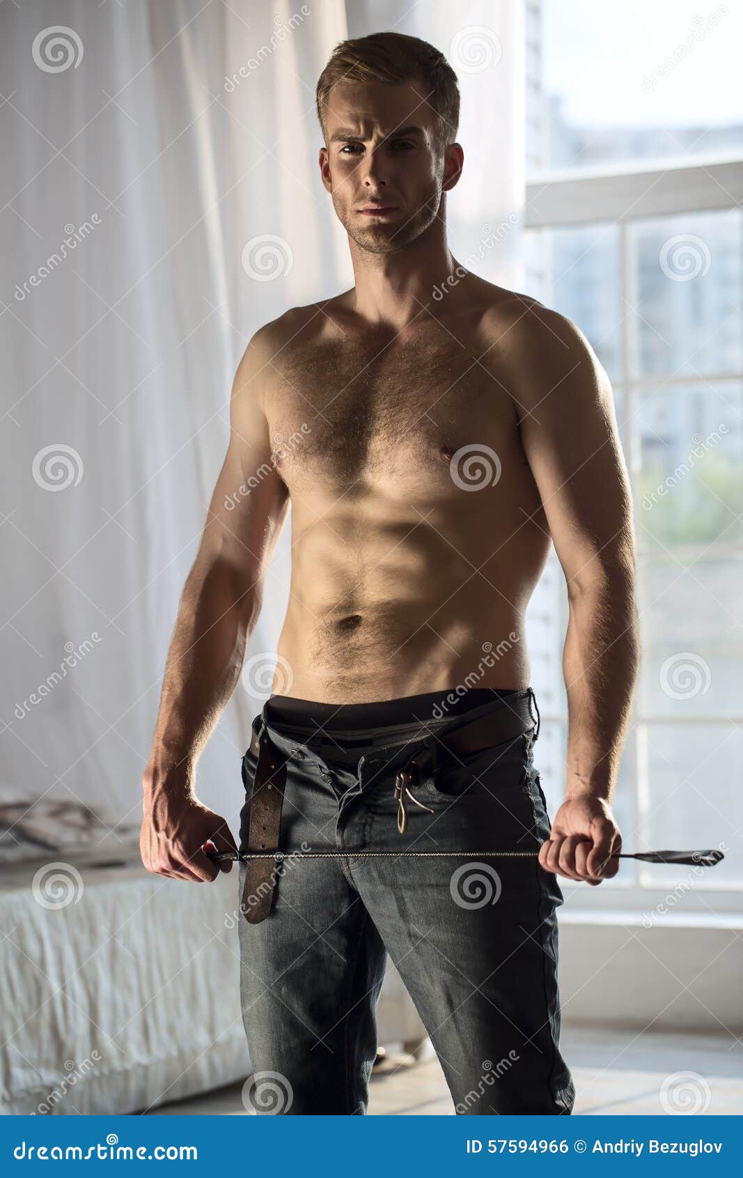 Красивый парень топлесс с хлыстом BDSM Стоковое Фото - изображение насчитывающей кнут, персона: 57594966