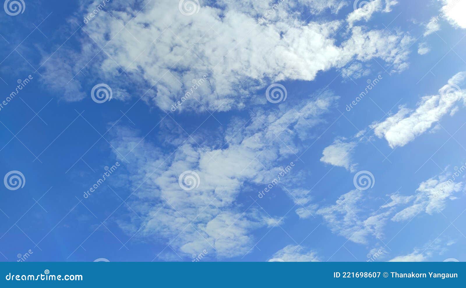 красивый синий фон неба и красивое белое облачное небо в праздник чувствует себя хорошо и свежо. Стоковое Изображение - изображение насчитывающей облако, отражение: 221698607