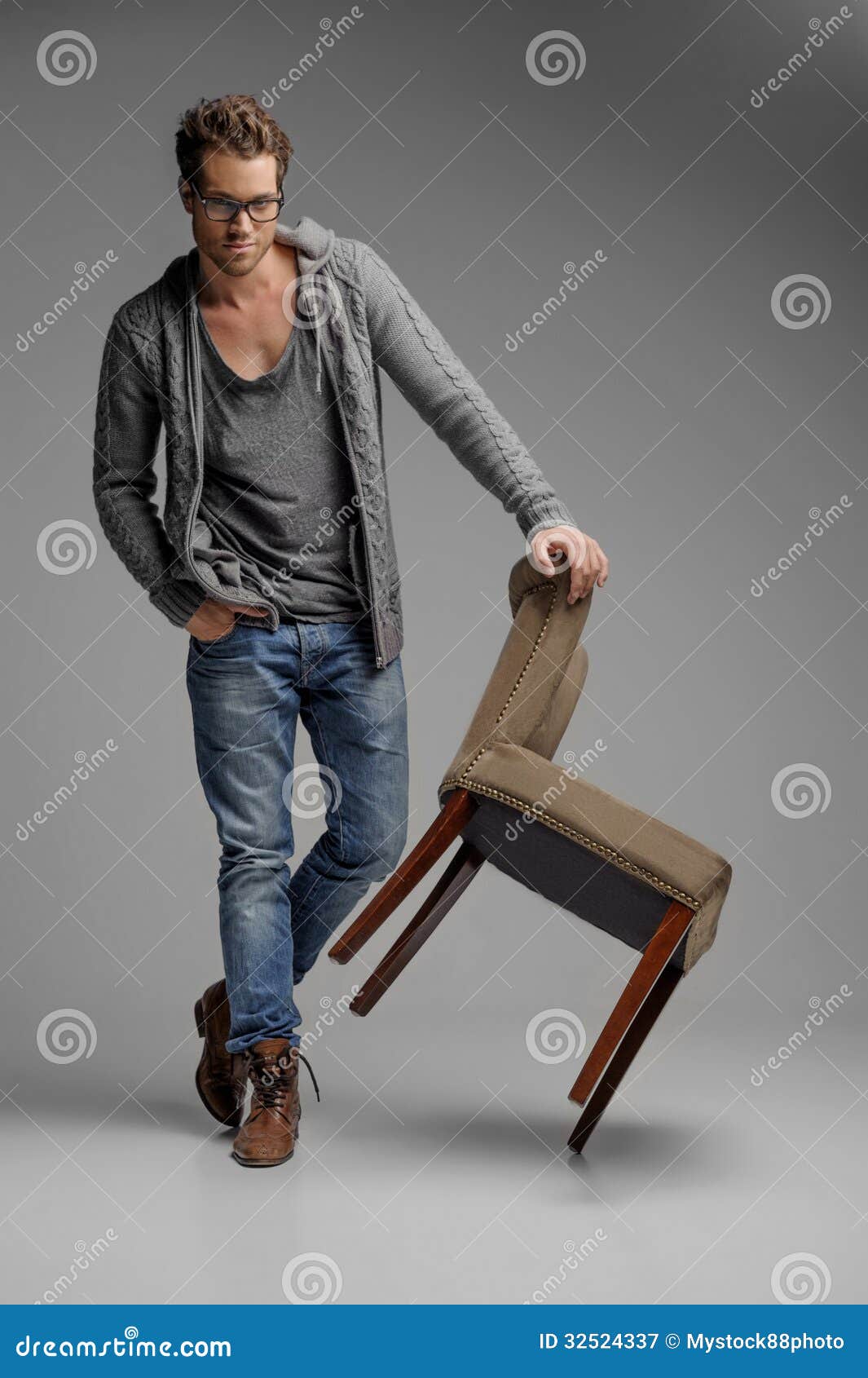 Человек сидя на полу. Мужчина сидит. Мужчина закинул ноги на стол. Сидит оперевшись на руку. Мужчина наклонился.