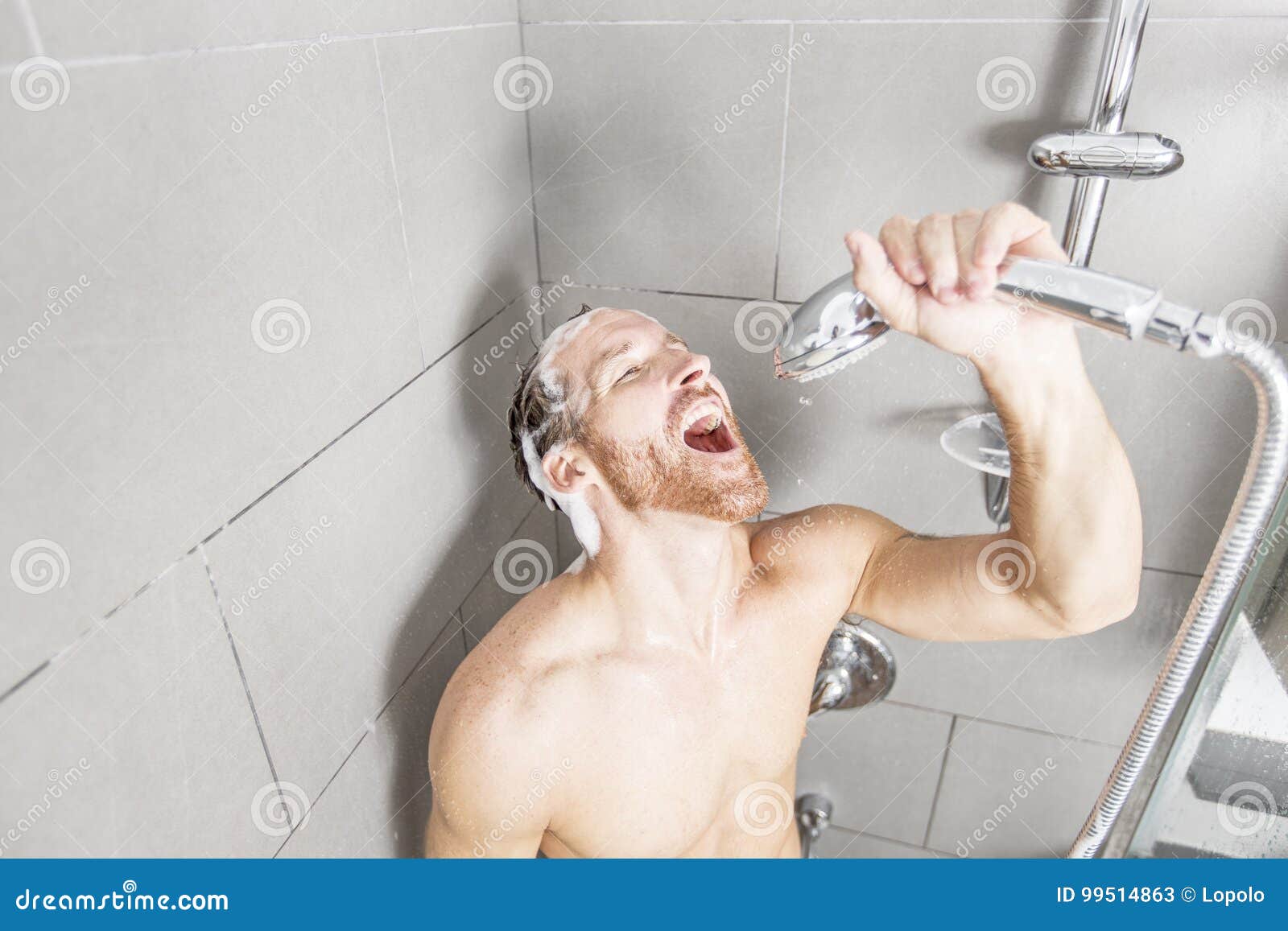 Братья в душе 18. Мужик под душем. Самоудовлетворение в душе. Мужчина в ванной. Мужская ванная комната с одним шампунем.