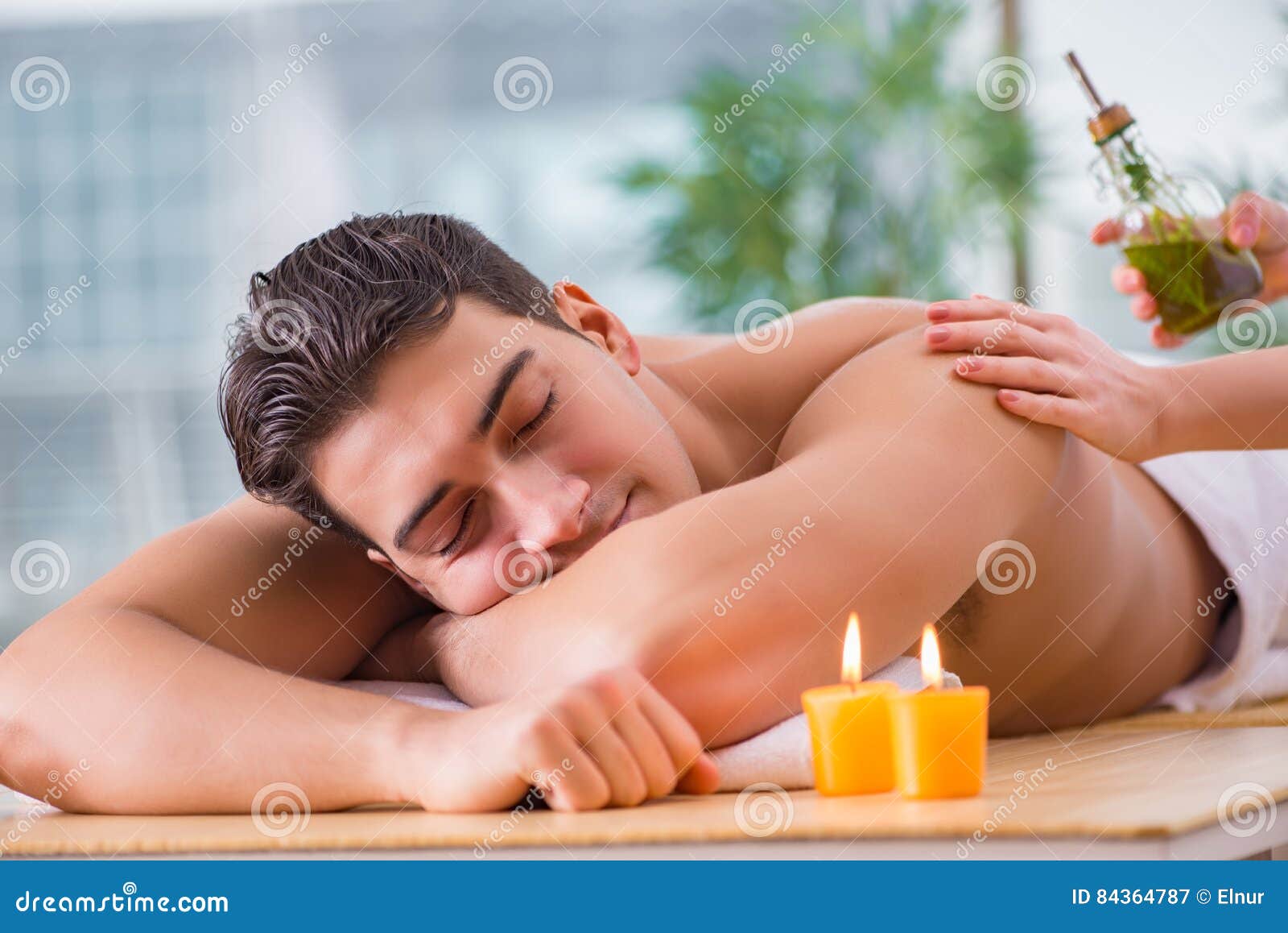 Massage session. Спа для мужчин. Мужчина в спа на белом фоне. Тантрический массаж в Краснодаре. Массаж мужчина с зеленью.