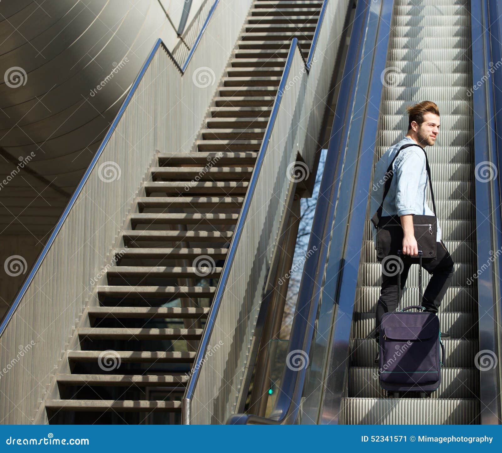 Человек бежит на эскалаторе. Мужчина поднимается по эскалатору. Идя вверх по поднимающемуся эскалатору. Эскалатор. Девушка бегущая вверх по эскалатору.