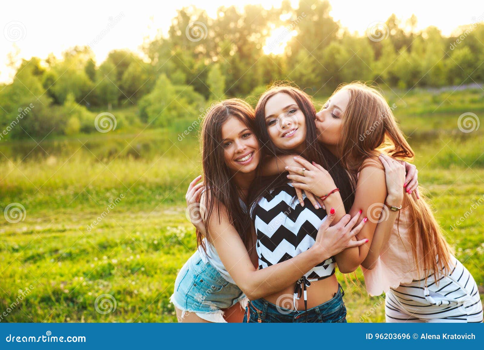 Пришли подружки сестры. Портрет двух девушек. Групповой портрет двух девочек 12 лет. Друзья обнимаются на улице 2 девушки. Портрет в парке.