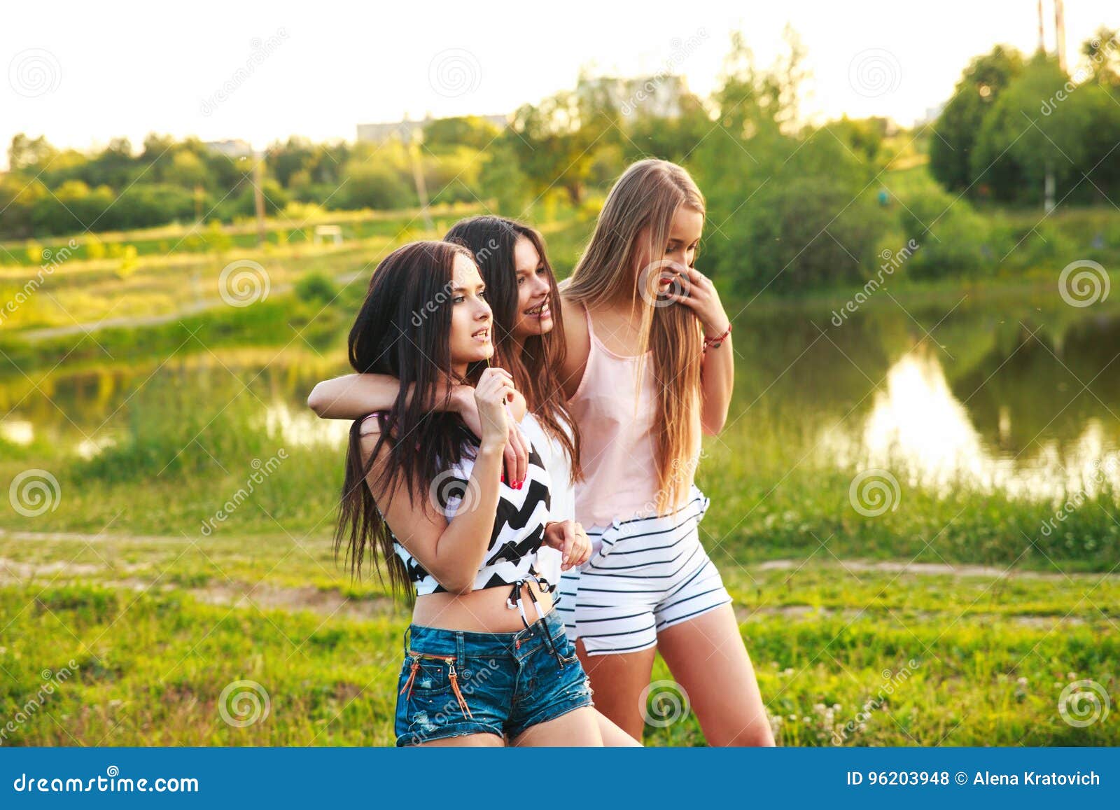 Женщины в платьях на природе. Две девушки на скамейке в парке. 3 молодые девчонки. Три девочки на скамейке. Молодые подруги.