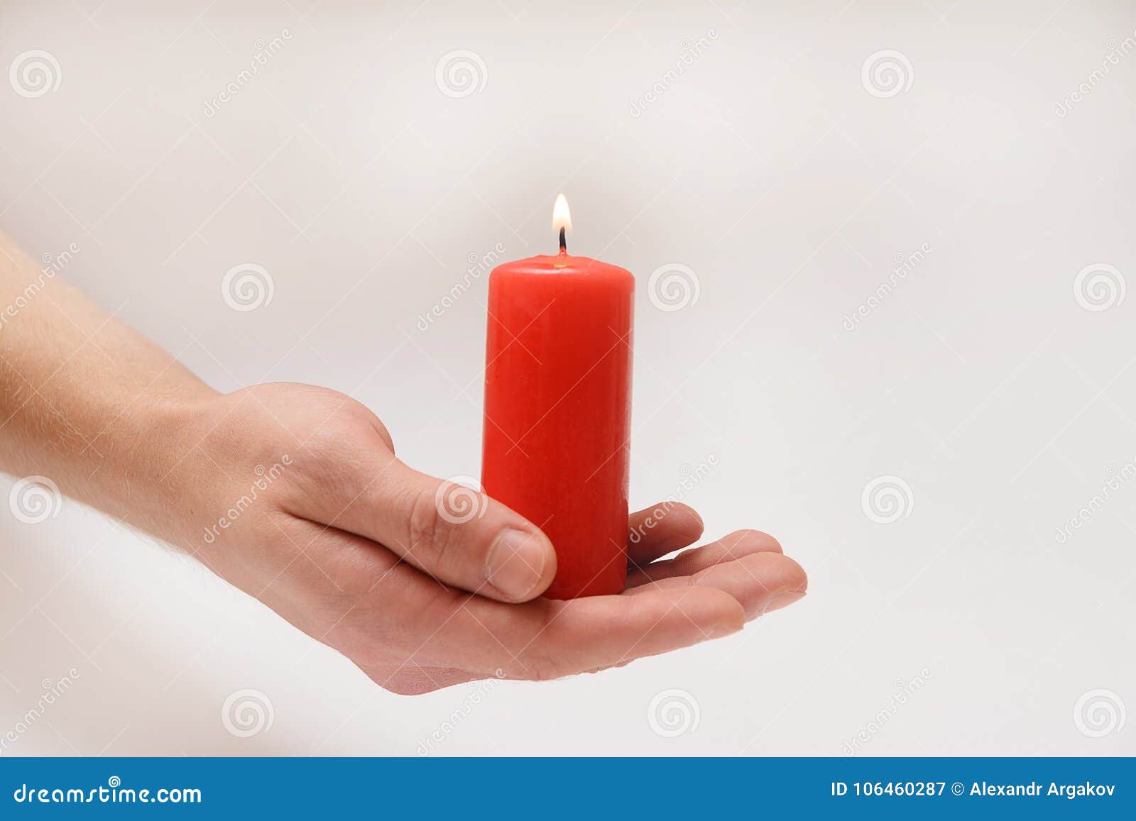 Красная свеча в руке. Рост красными свечами. Красные свечи на каноне. Женские руки держут красную свечу.