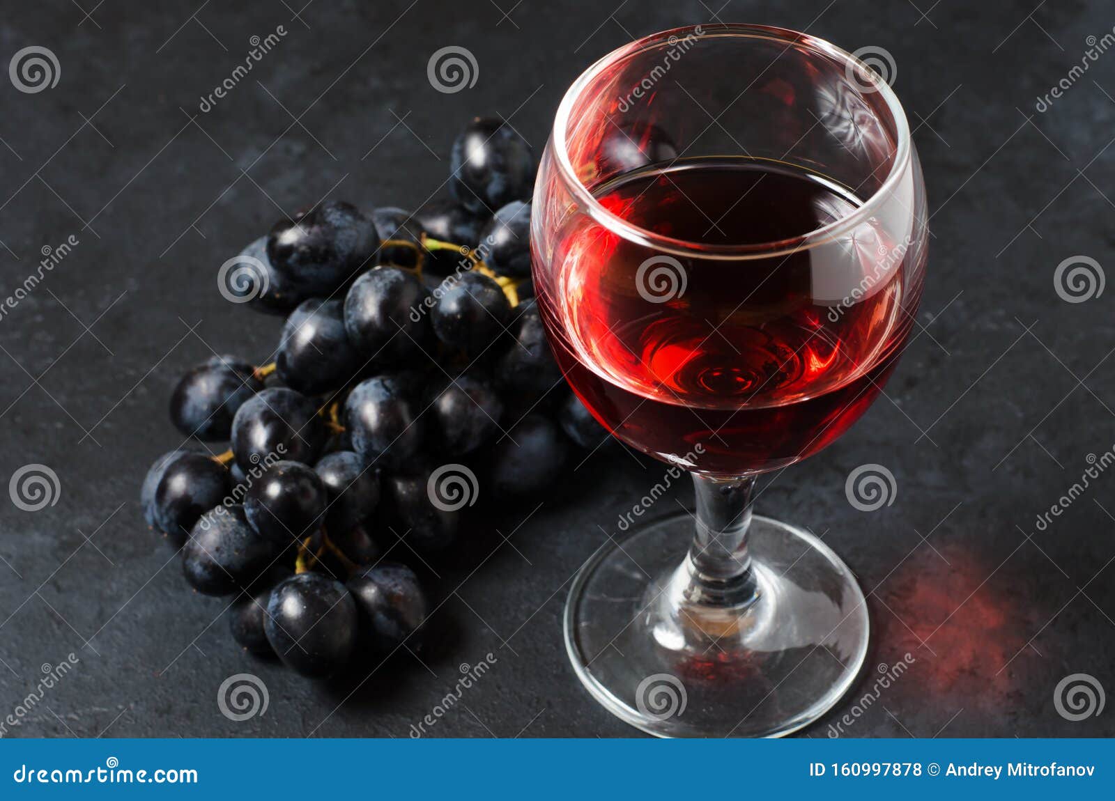 Красное вино в стакане, куча винограда Темный фон Стоковое Фото -  изображение насчитывающей ресторан, виноградины: 160997878