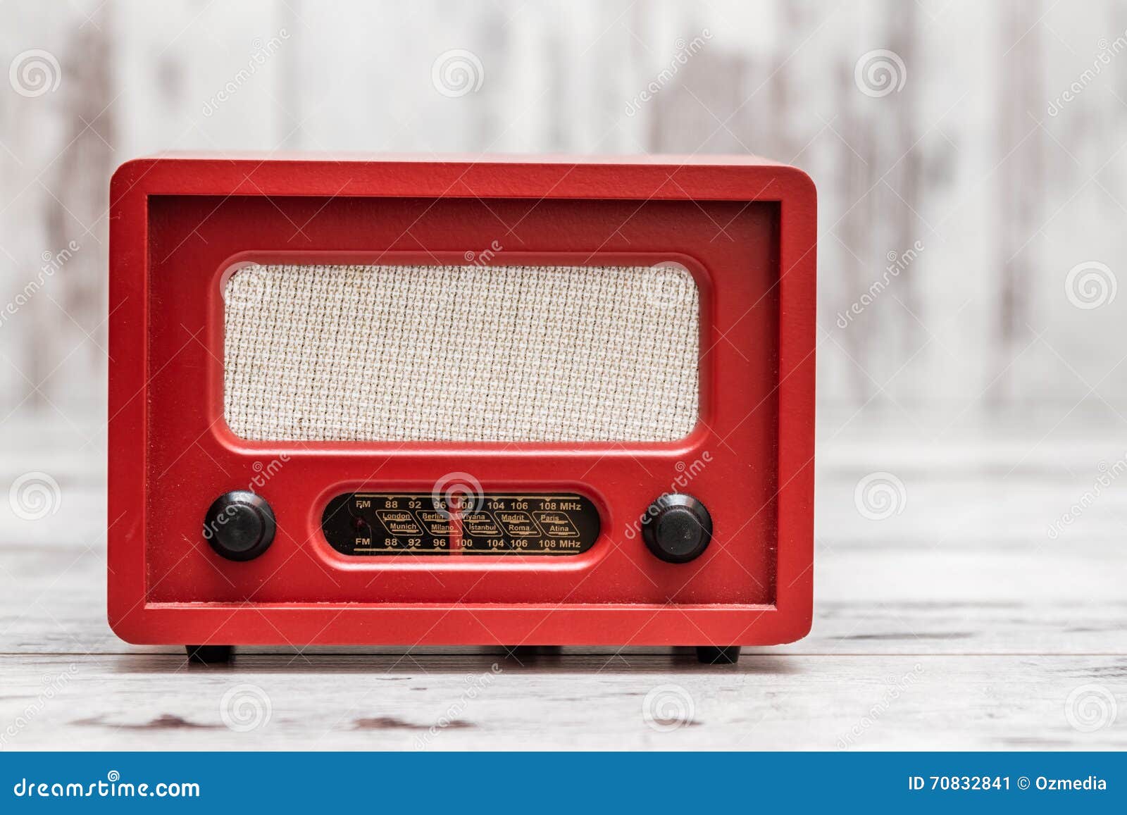 Красное радио 2.0. Радиоприемник Redsun Rp-3100. Винтажный приемник. Радиоприемник в стиле ретро. Радиоприемник на Красном фоне.