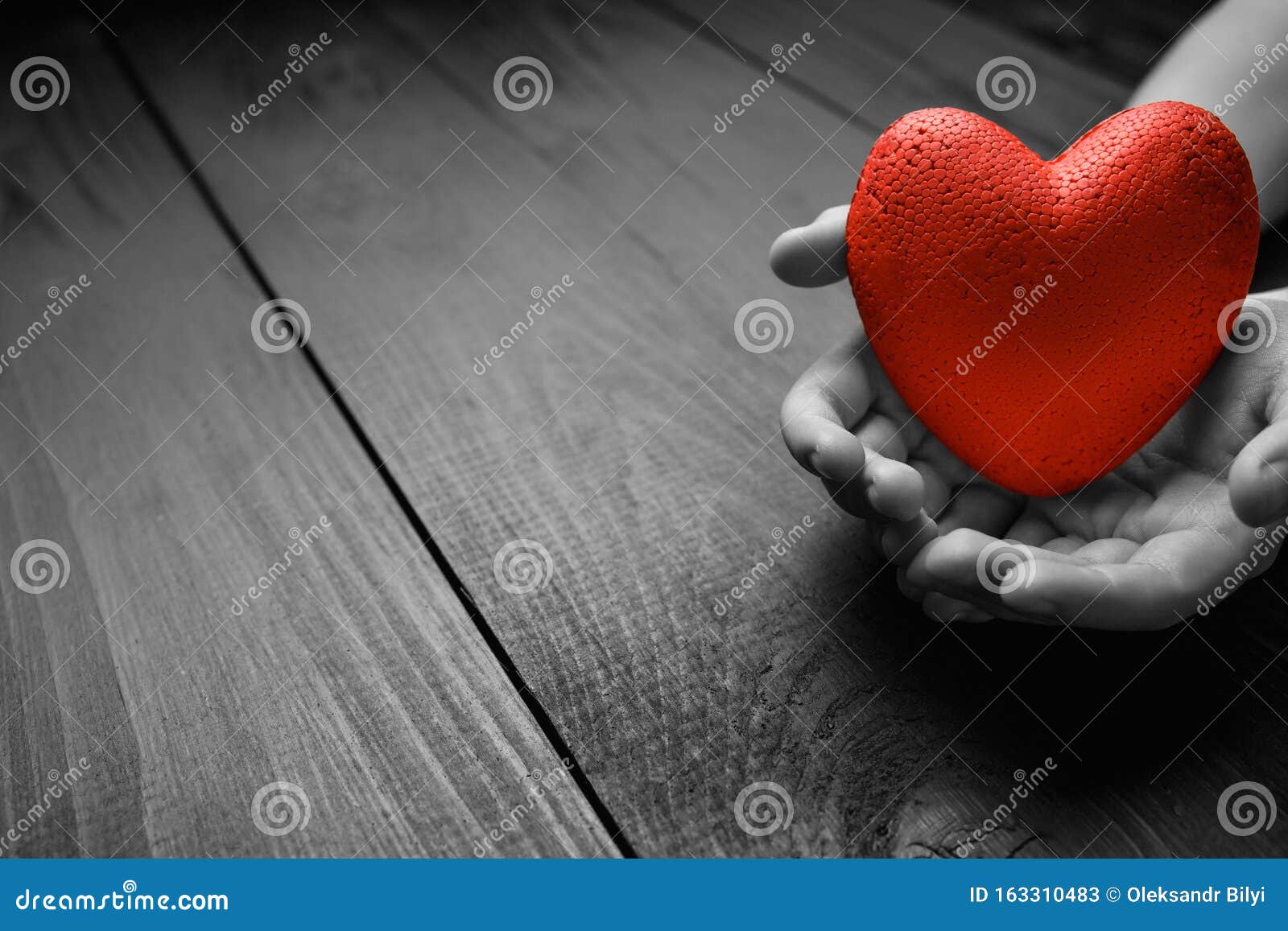 Красное сердце в руках на темном фоне черно-белый Стоковое Изображение -  изображение насчитывающей подпоясанные, призрение: 163310483