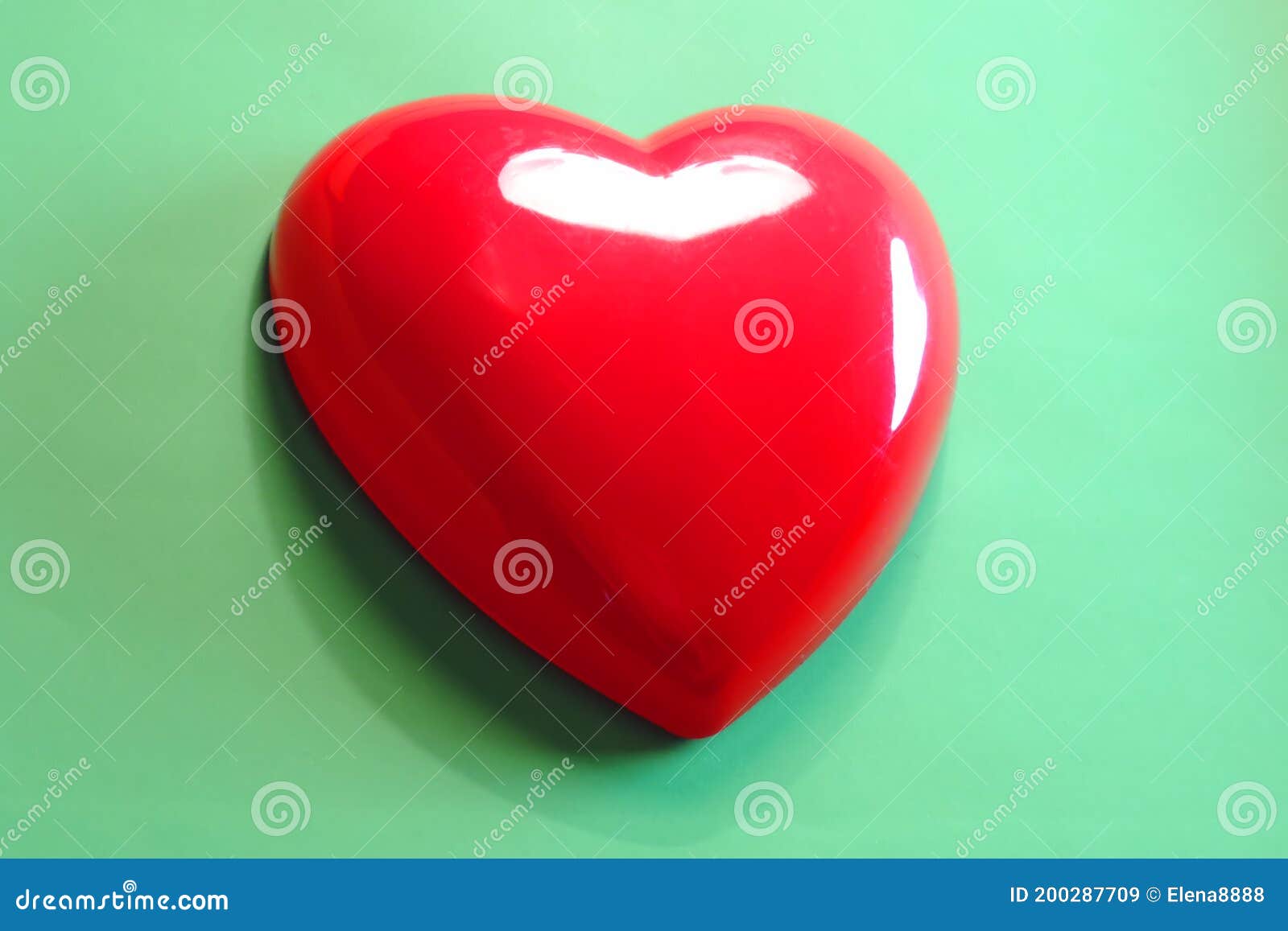 Сердце на зеленом фоне