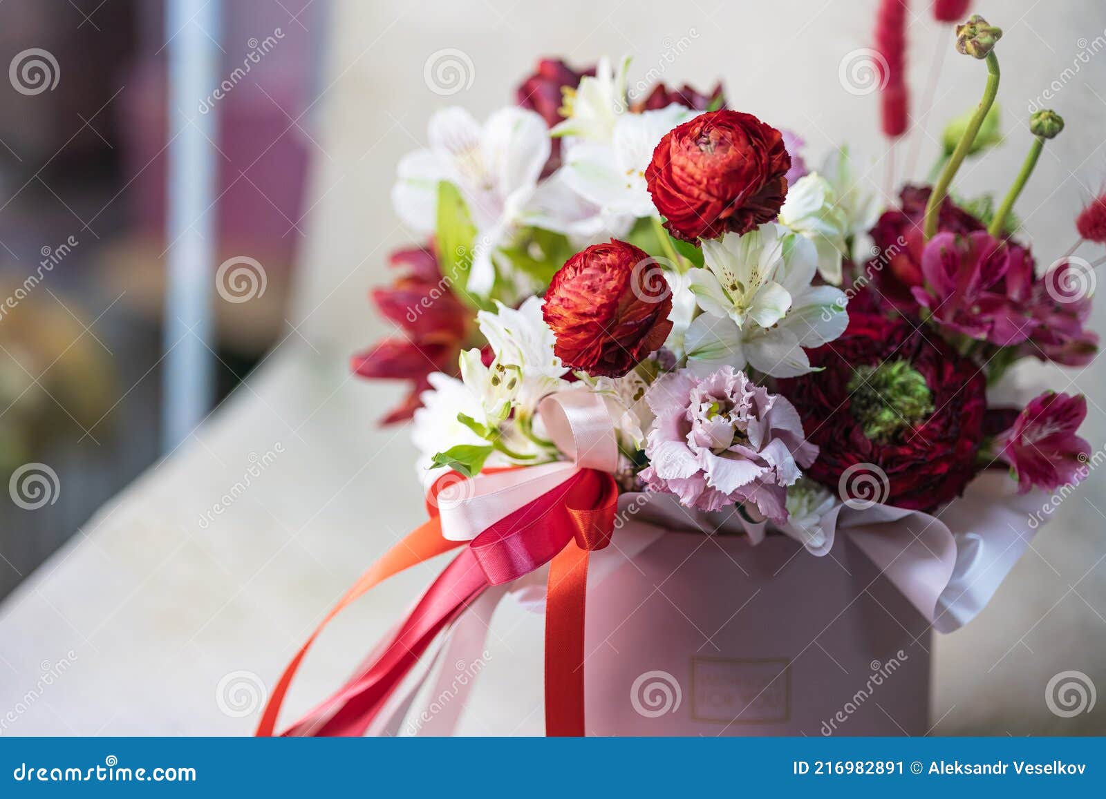 красно-белые разные цветы в круглой розовой вазе с блестящими лентами.концепция подарка. Стоковое Изображение - изображение насчитывающей флора,флорист: 216982891