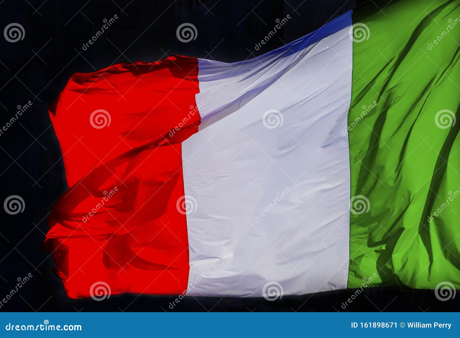 Код флага италии. Зелёный белый красный флаг Италии. Бело-красно-белый флаг в Италии. Армянский и итальянский флаг. Флаг Рима красно белый.