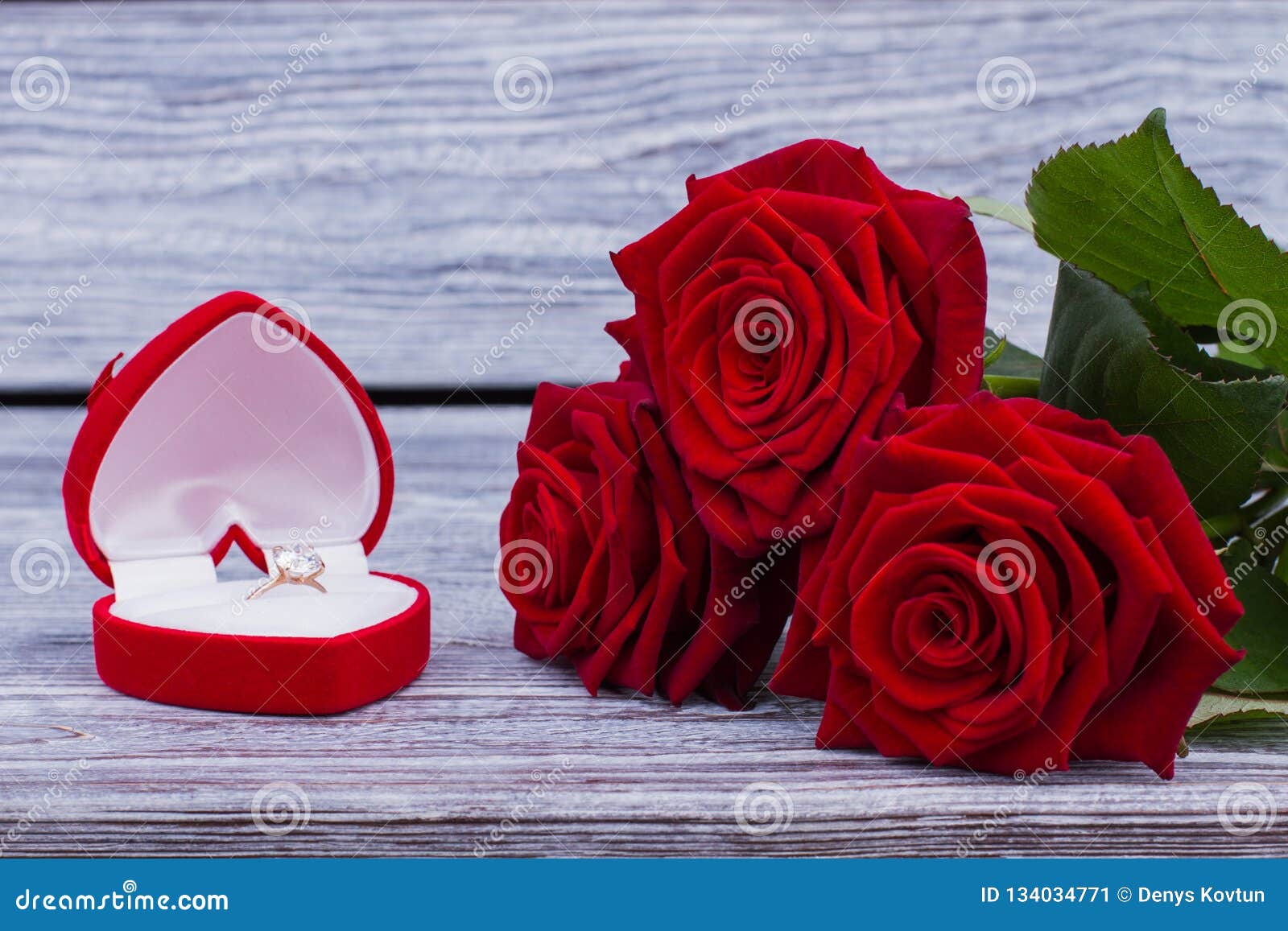 Красные розы и кольцо с бриллиантом в коробке Стоковое Изображение - изображение насчитывающей диамант, красивейшее: 134034771