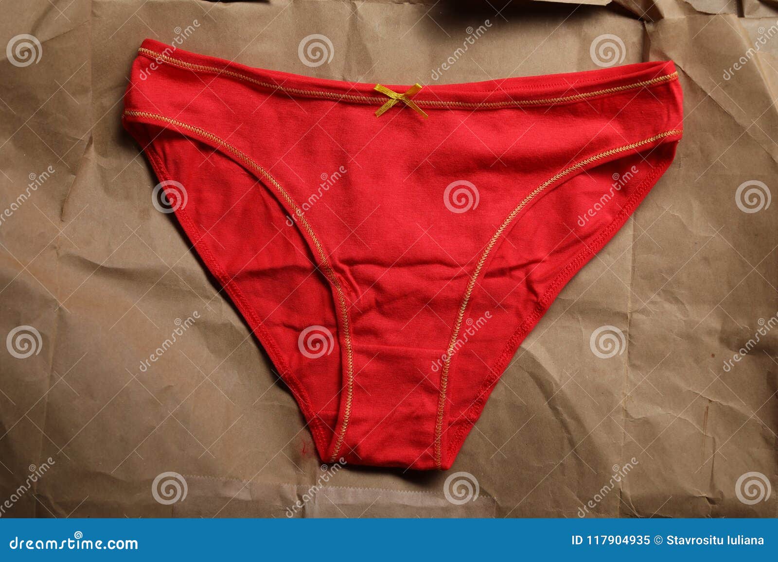 Красные трусы хлопка для женщин Стоковое Изображение - изображение  насчитывающей печать, одежда: 117904935