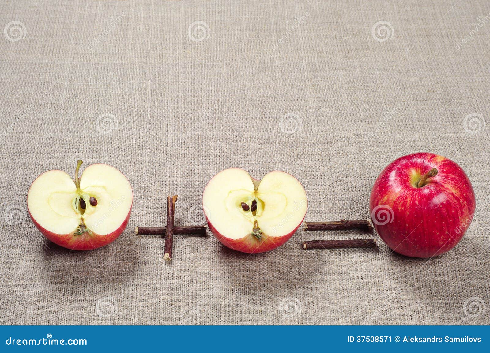 Половинка есть у яблока. Две половинки яблока. Половинка яблока. Яблоко разрезанное на две части. Яблоко пополам.
