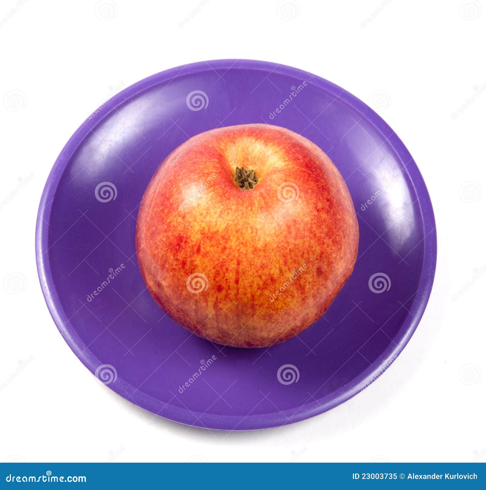 На тарелке лежат красные. Яблоко на тарелке. Яблоко на блюдце. Яблочко на блюдце. Яблоко на тарелочке.