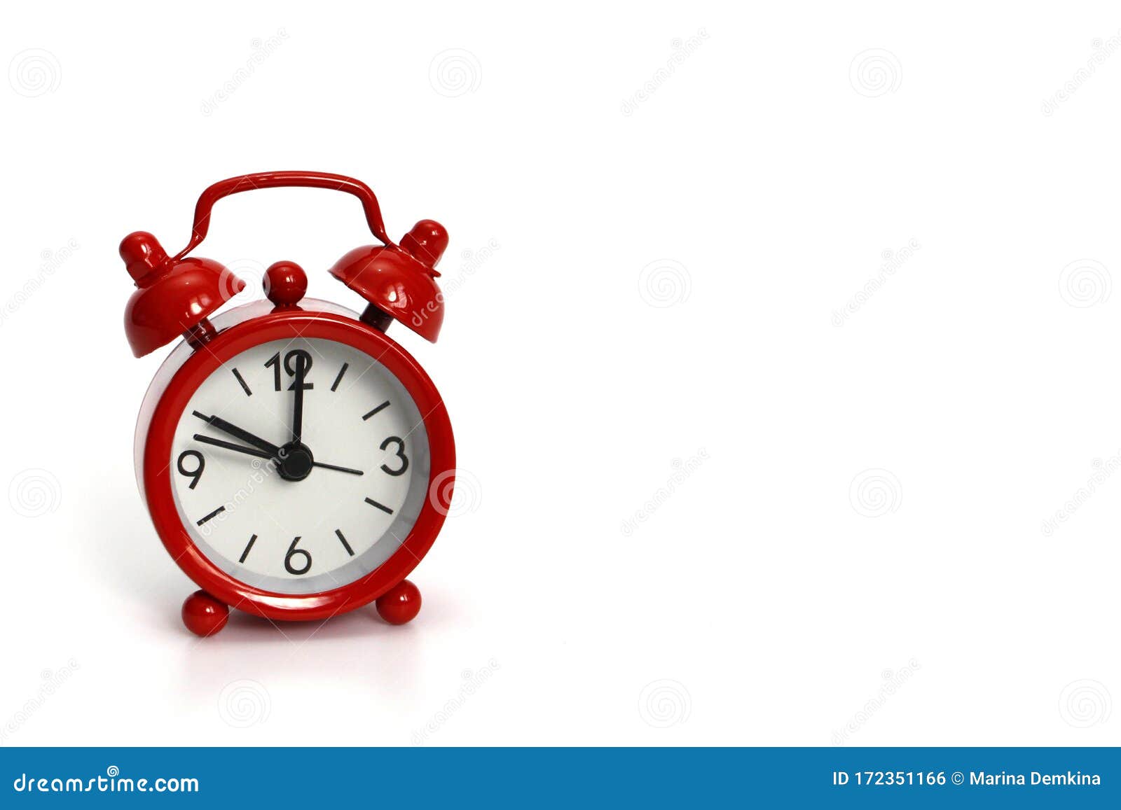 Красный часы на белом фоне. Часы показывают 10 часов Стоковое Фото -  изображение насчитывающей хронометр, подарок: 172351166